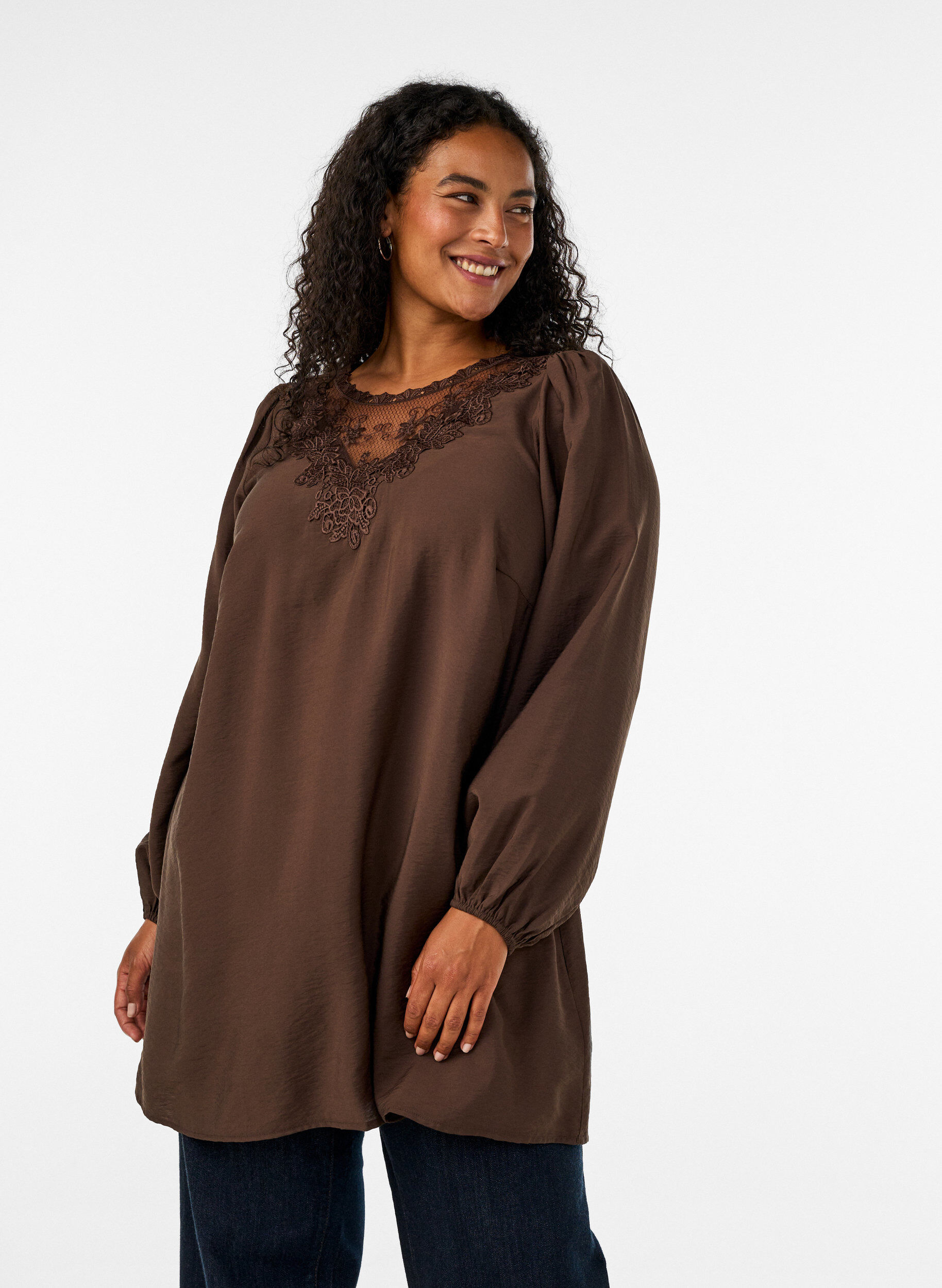 Tunika i viskose med blondedetalje, Brun, Model