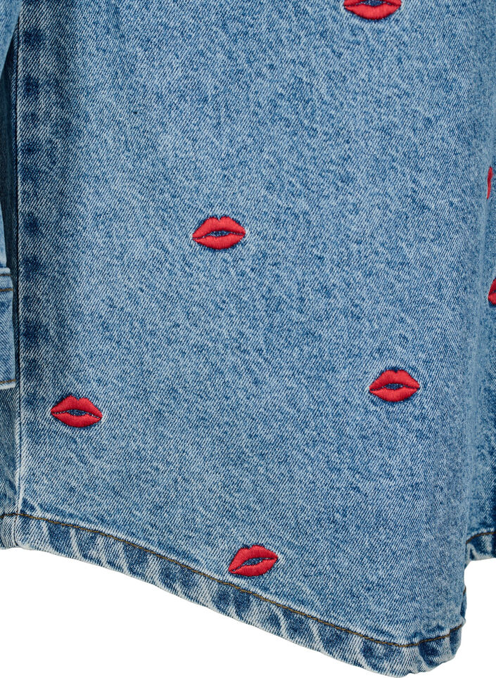 Løs denimskjorte med broderede lips, Light Blue Kiss, Packshot image number 3