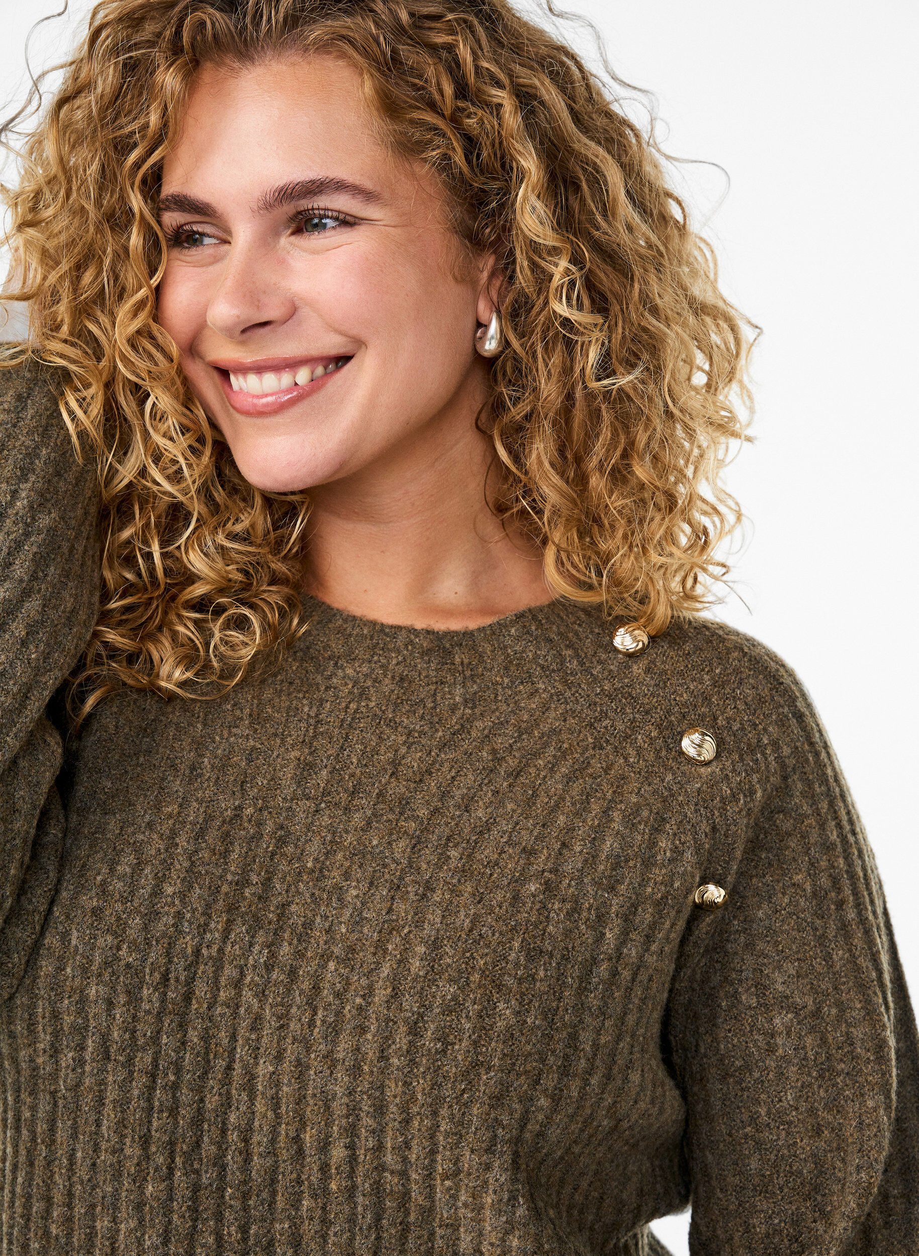 Zizzi Ribstrikket sweater med dekorative knapper, Brun, Model image number 3