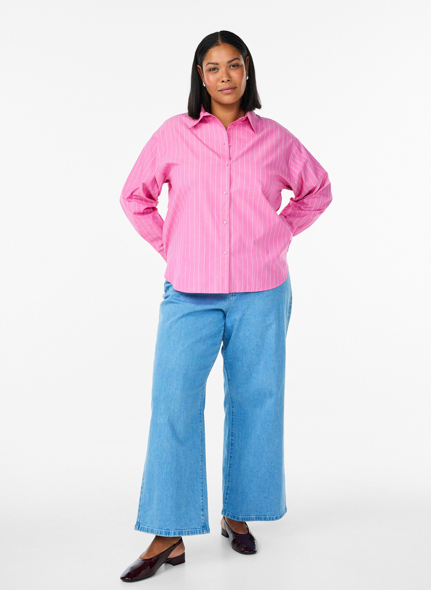 Zizzi Skjortebluse med n&aring;lestriber og bindedetalje p&aring; ryggen, Lyser&oslash;d, Model image number 1