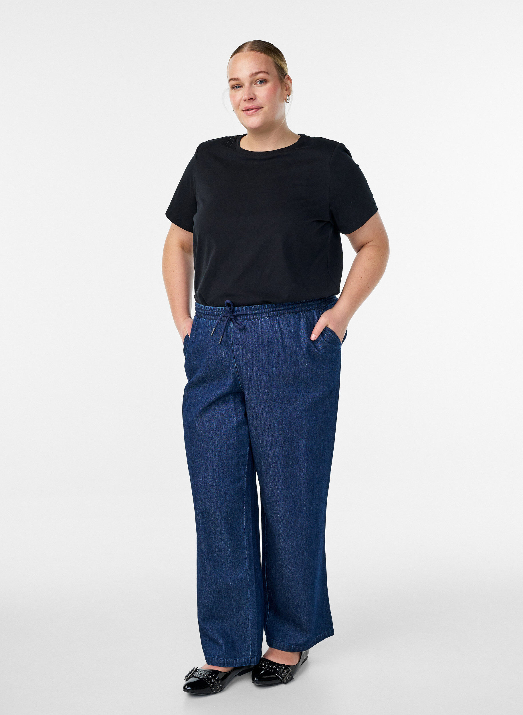 Zizzi Basic t-shirt i bomuld med skulderpuder, Sort, Model image number 1