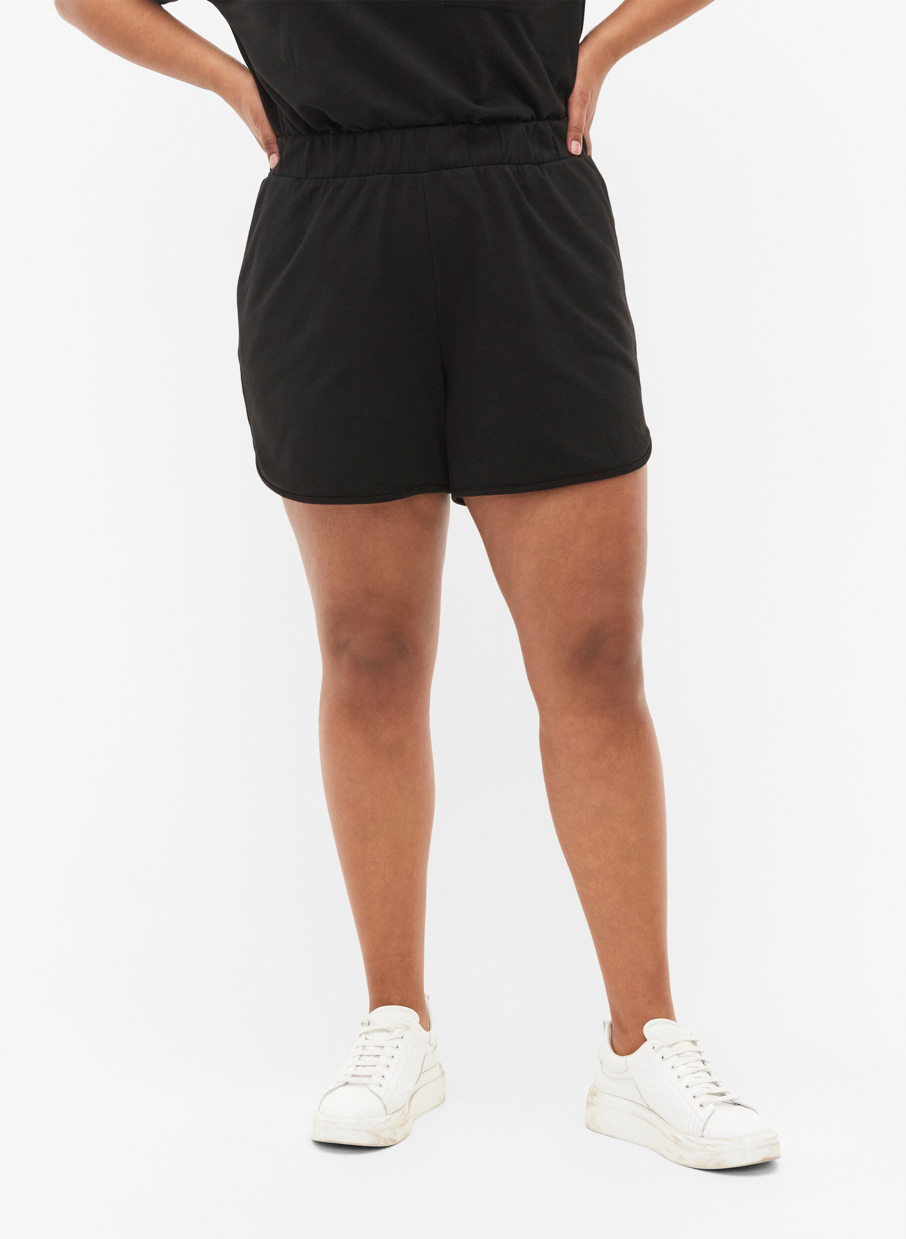 Zizzi Ensfarvede sweatshorts med lommer, Black, Model image number 2