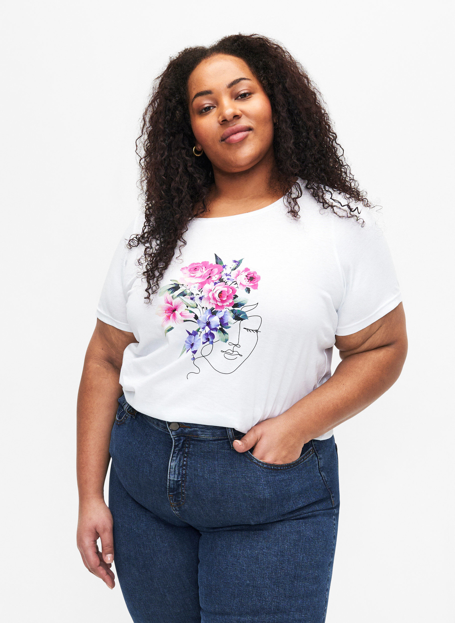 Zizzi Bomulds t-shirt med blomster og portr&aelig;t motiv, B. White Face Flower, Model image number 0