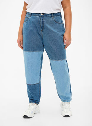 Mille mom fit jeans med colorblock og høj talje, Light Blue Denim, Model image number 2