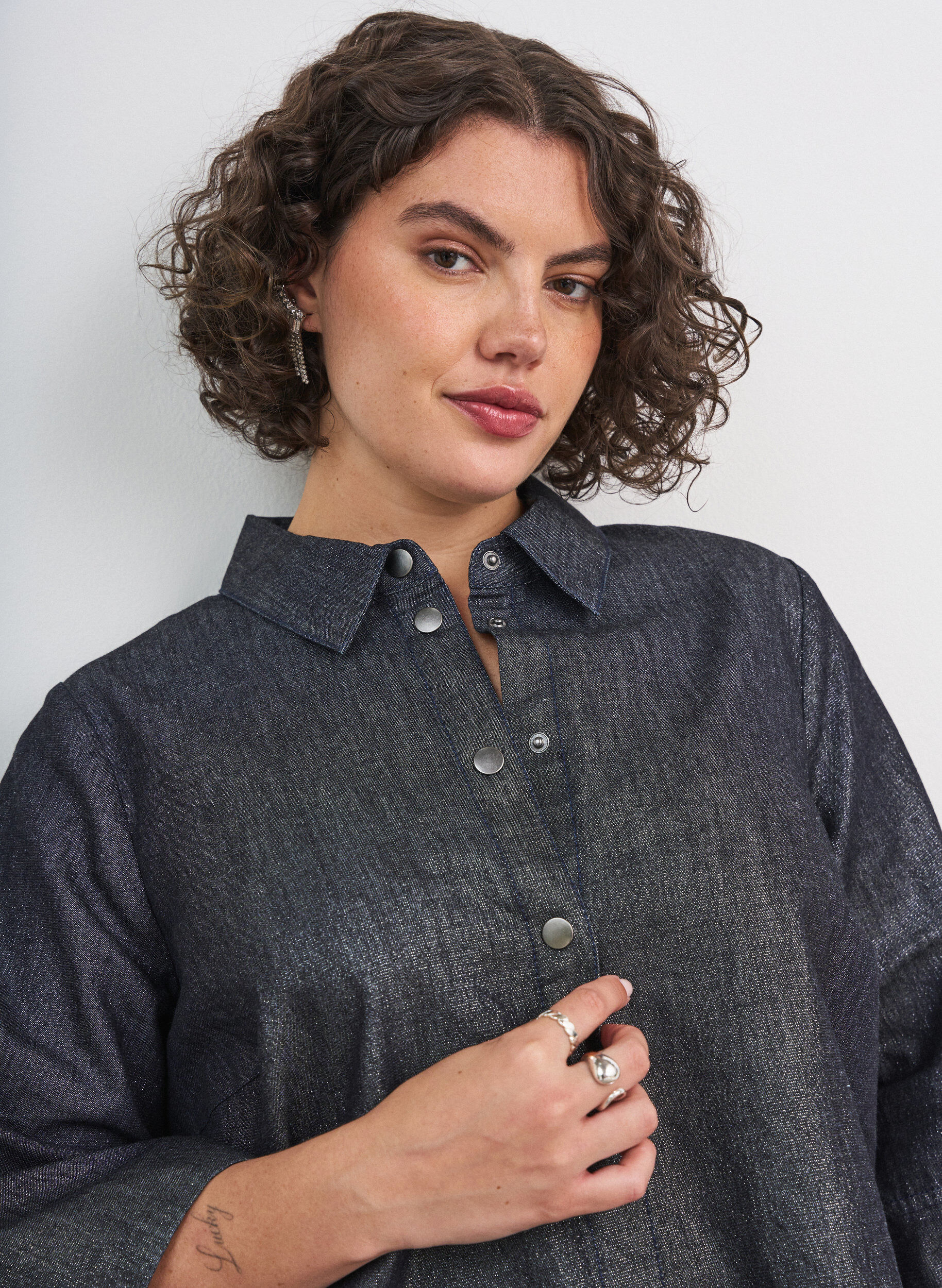 ZizziDenimskjorte med glimmertr&aring;d og 3/4-&aelig;rmer, Gr&aring;, Model image number 3