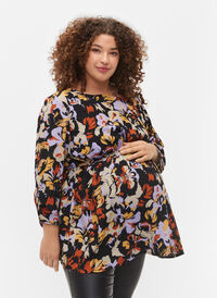 Graviditets bluse i viskose med blomsterprint, Black Flower AOP, Model