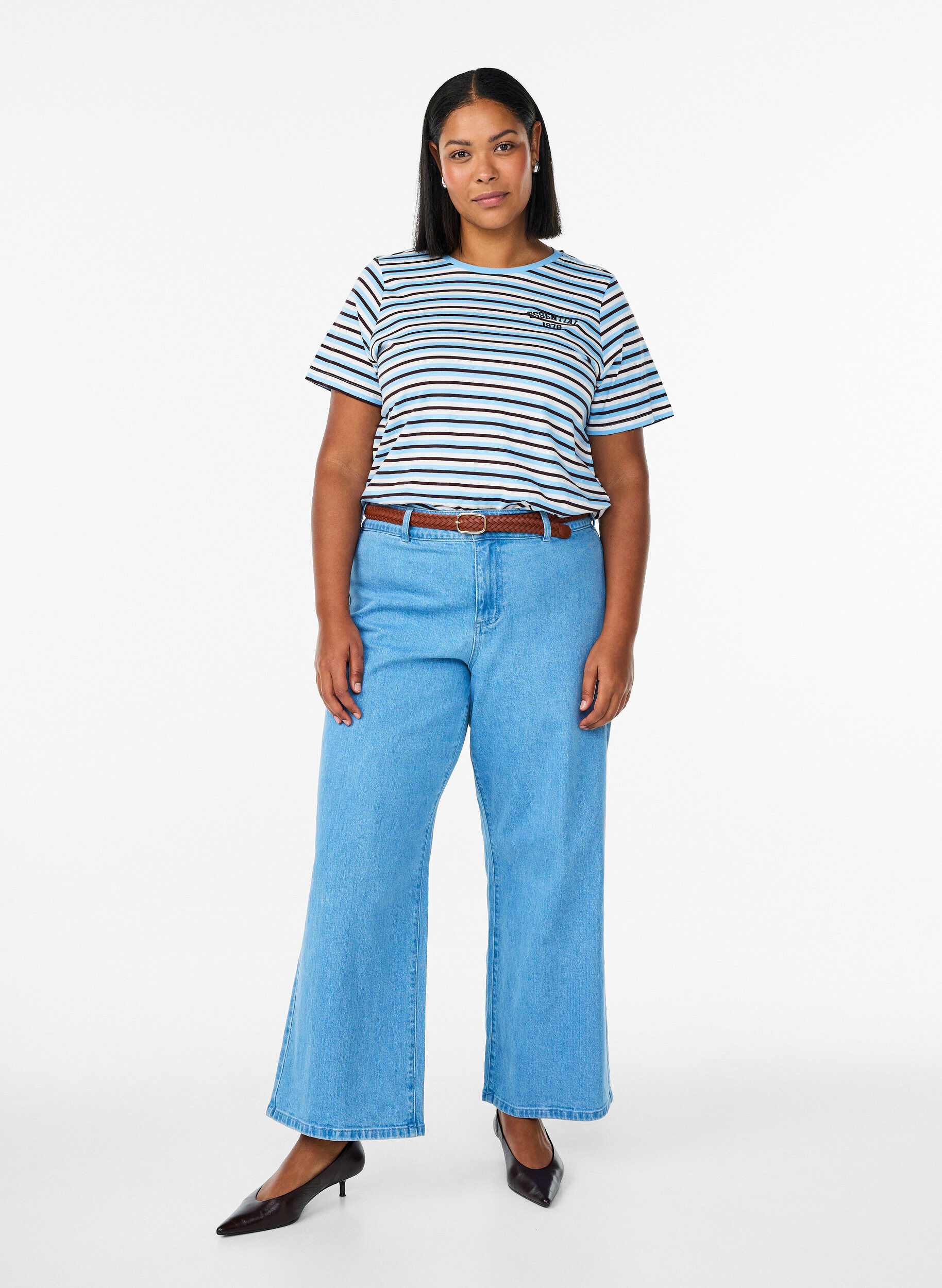 Zizzi T-shirt i bomuld med striber, Bl&aring;, Model image number 1