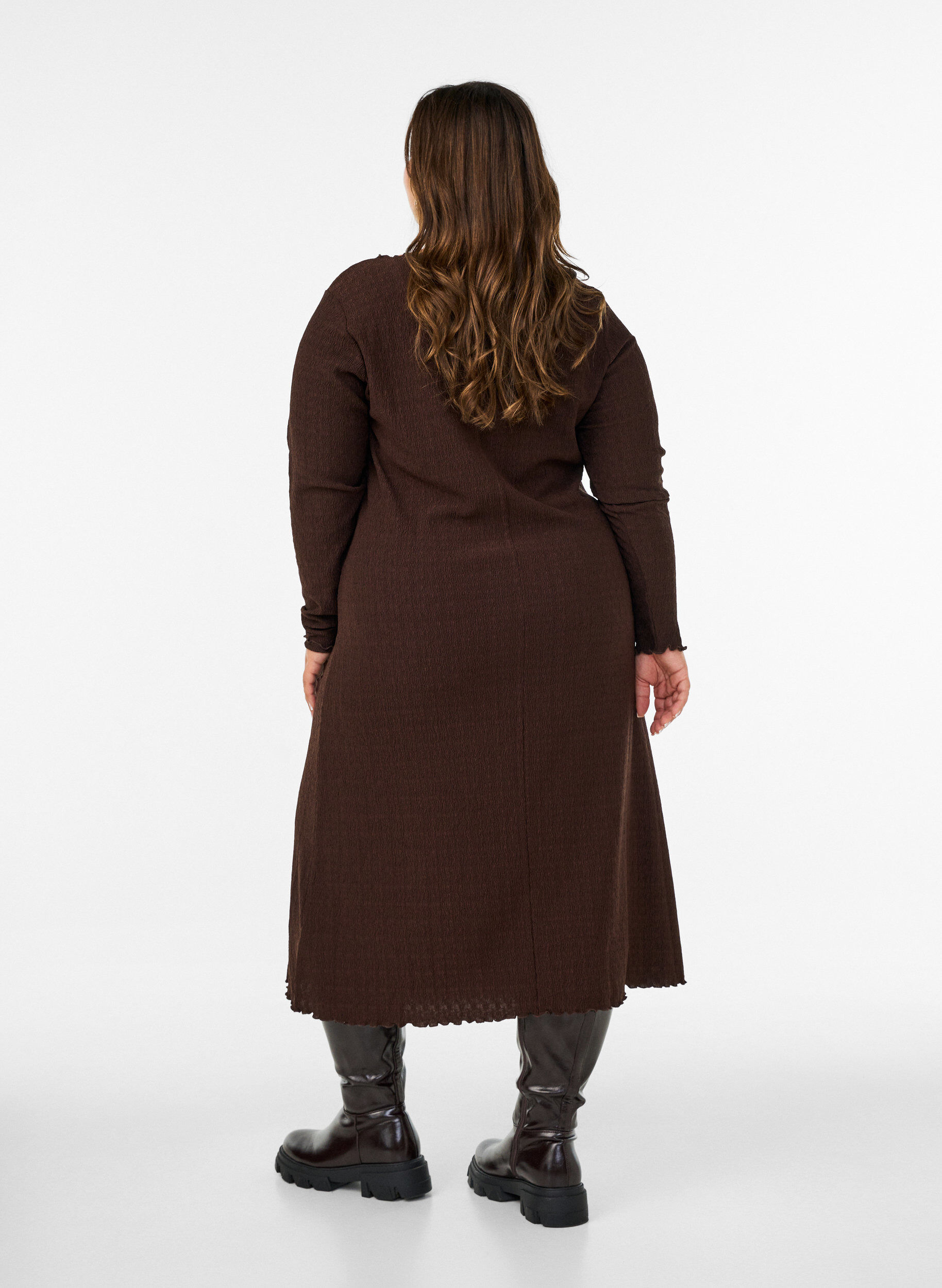 ZizziMidikjole med b&oslash;lget struktur og lange &aelig;rmer, Brun, Model image number 2