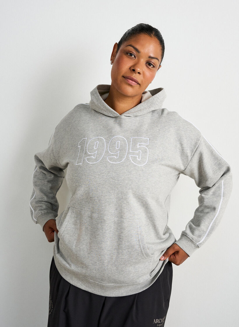 H&aelig;ttetr&oslash;je med broderet motiv, Gr&aring;, Model image number 3