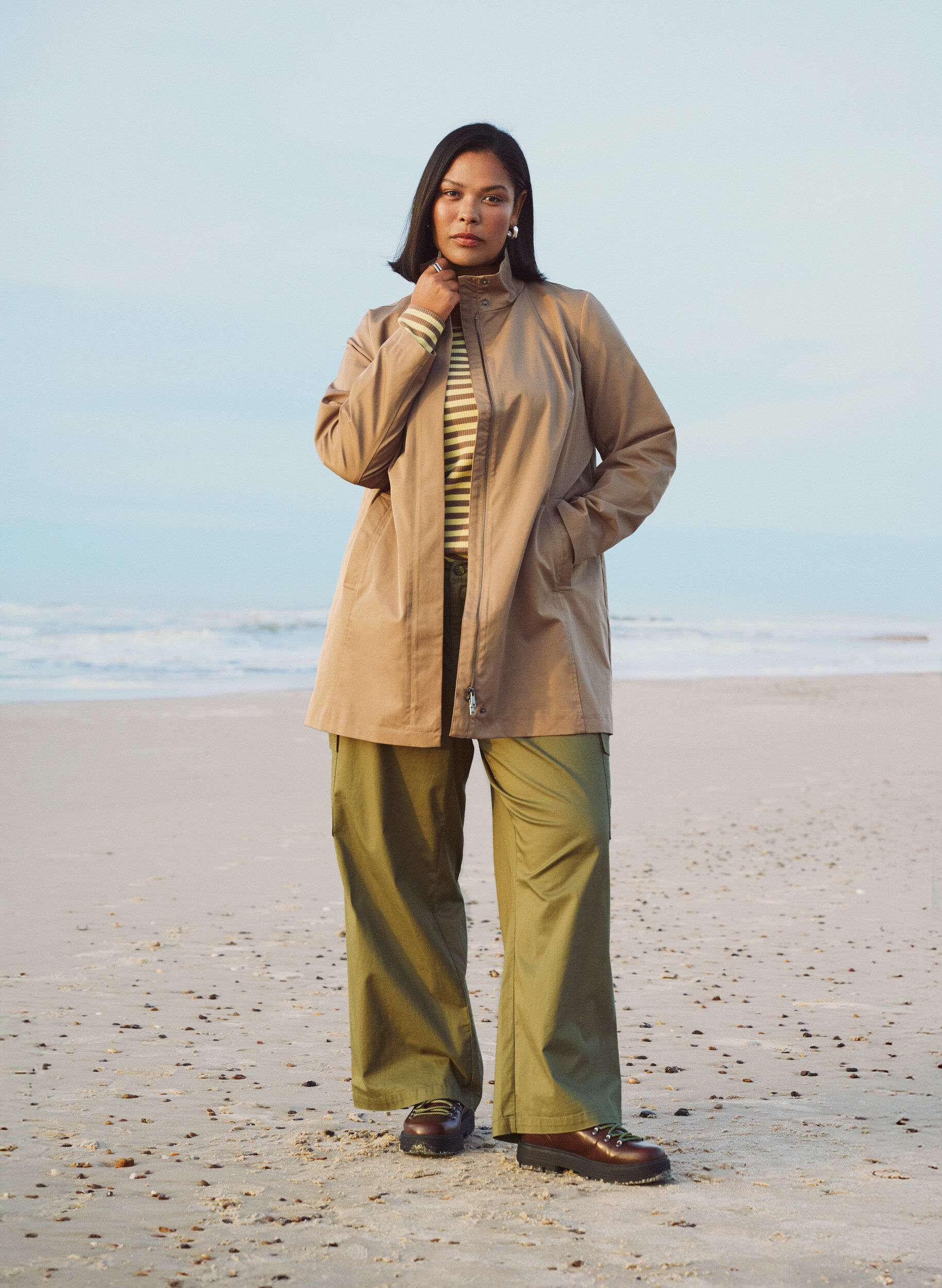 Zizzi Overgangsjakke med lommer og h&oslash;j krave , Brun, Image image number 0