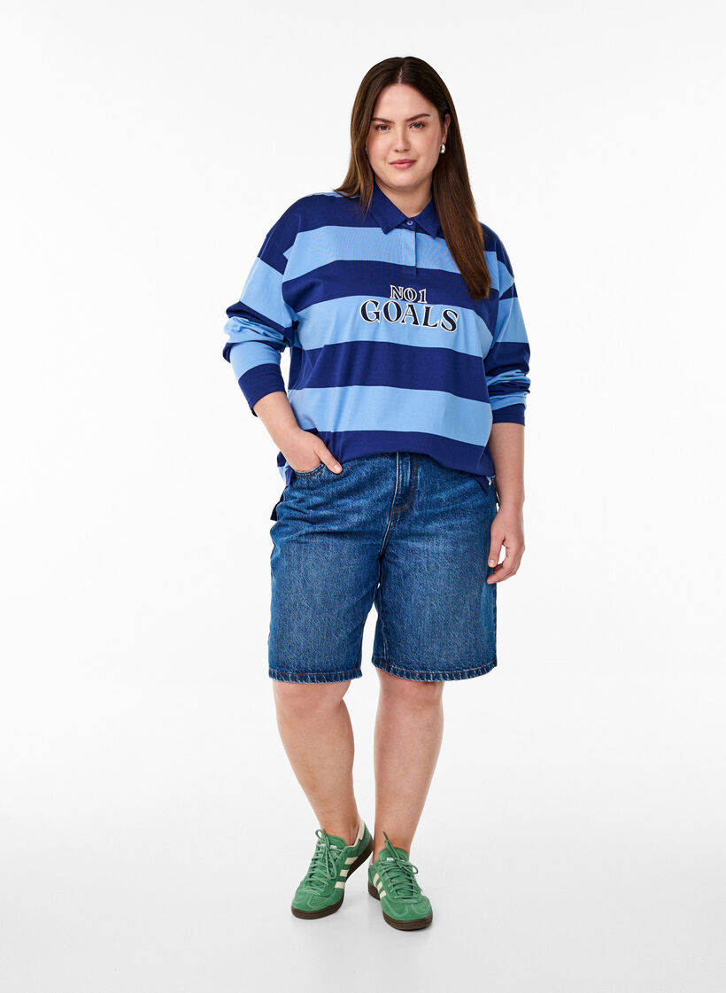 Stribet poloshirt med broderet tekst, Blå, Model image number 1