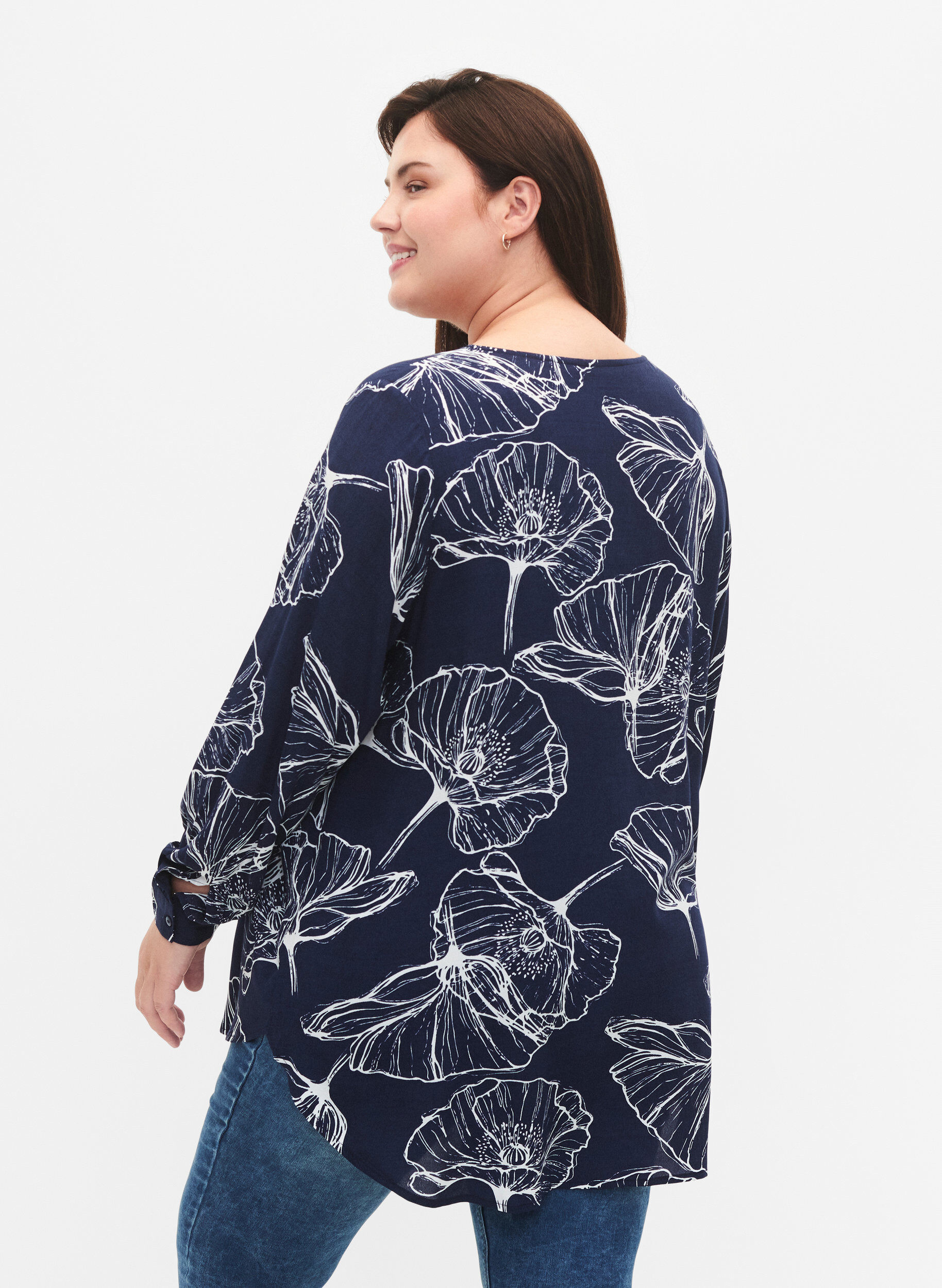 Zizzi Viskose skjorte med blomsterprint og lange &aelig;rmer, Navy B./Big Fl.AOP, Model image number 1