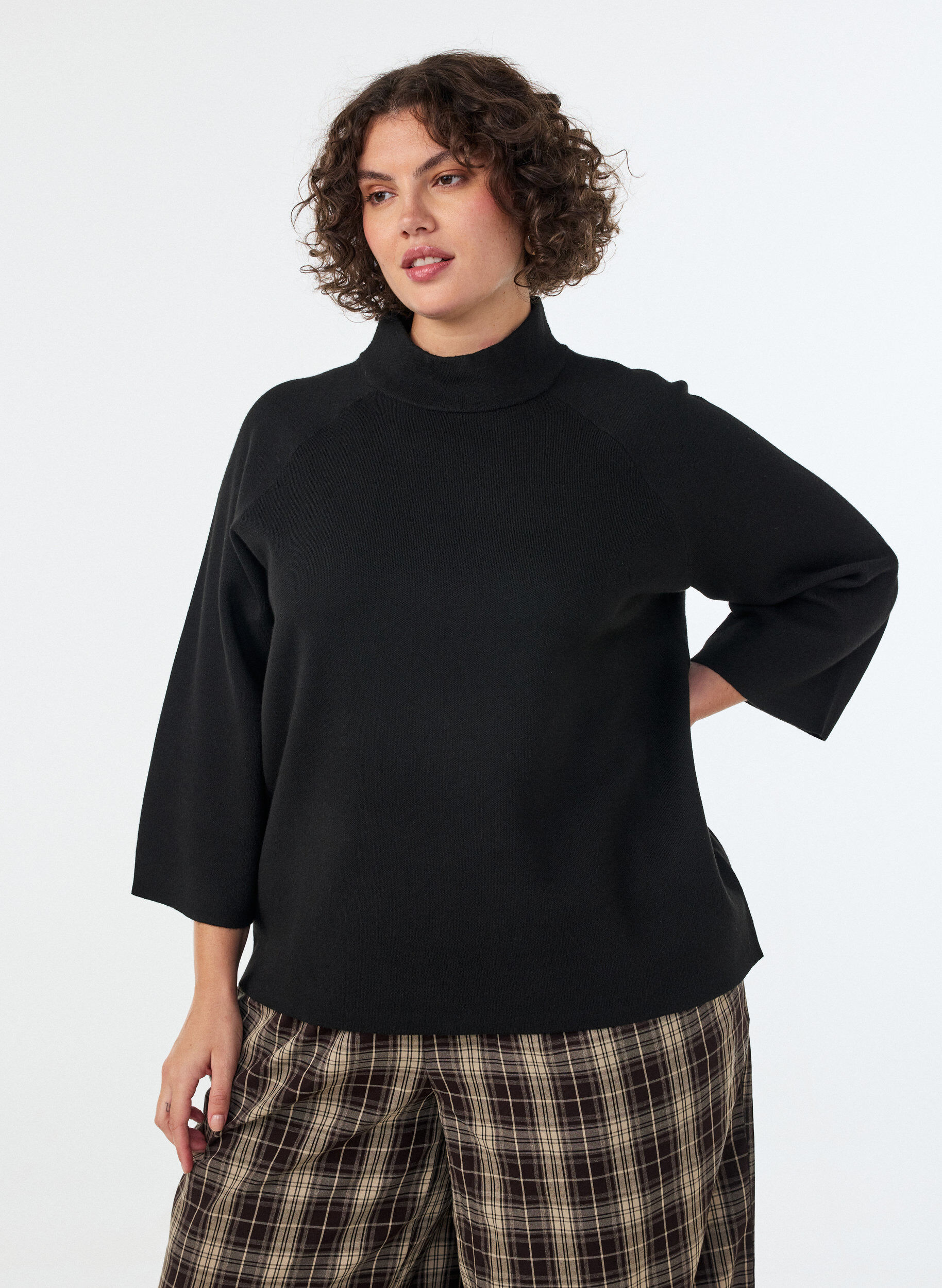 Strikbluse i viskoseblanding med rullekrave, Sort, Model