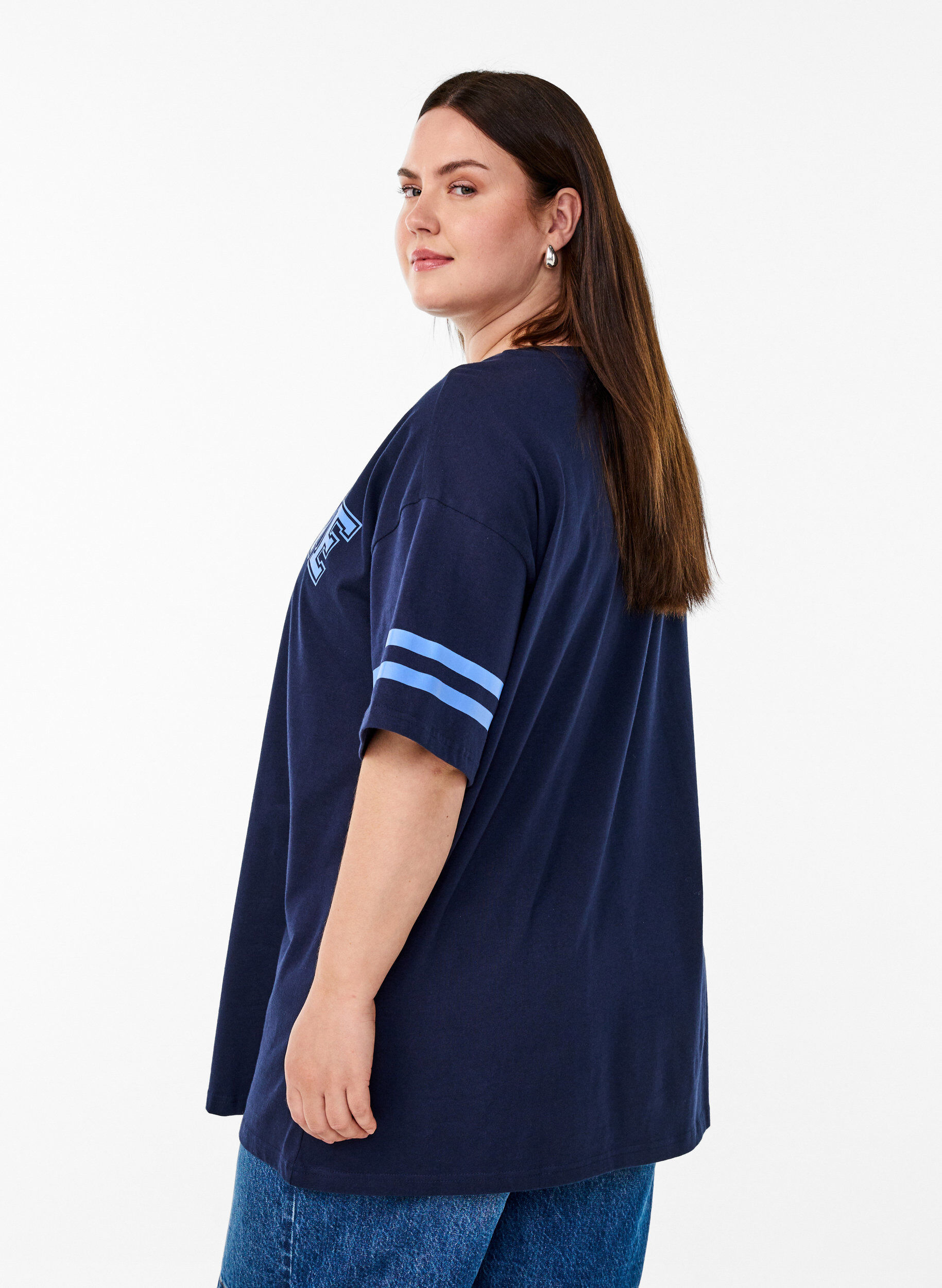 Zizzi Sporty oversize college t-shirt, Bl&aring;, Model image number 2