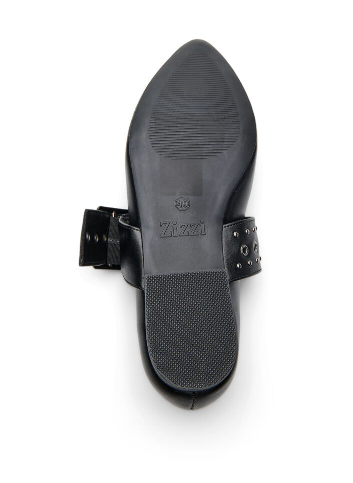 Wide fit - Spids ballerina med spænde og nitter, Sort, Packshot