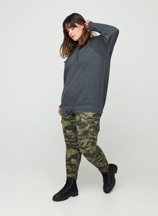 Cropped jeans med camouflage print, Ivy Green/Camo, Model image number 0