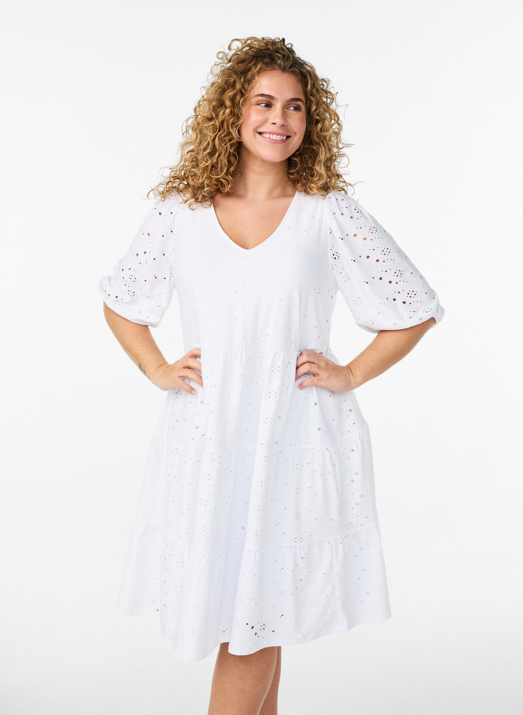 Broderie anglaise kjole med V-hals og 1/2-&aelig;rmer, Hvid, Model