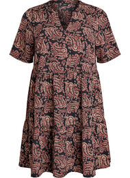 Kort&aelig;rmet kjole med a-snit og sk&aelig;ringer, Sort