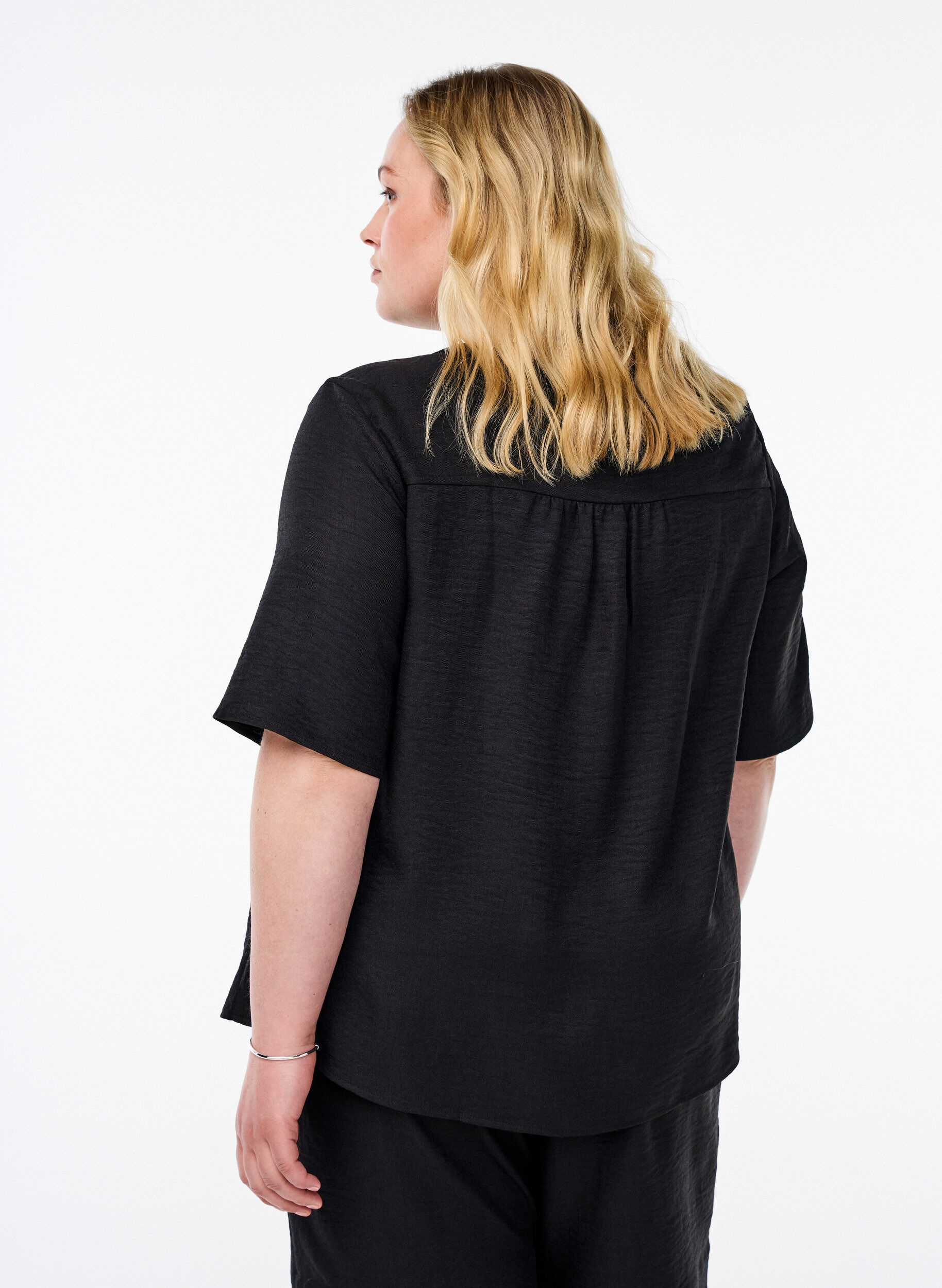 ZizziSkjortebluse med v-hals og korte &aelig;rmer, Sort, Model image number 2
