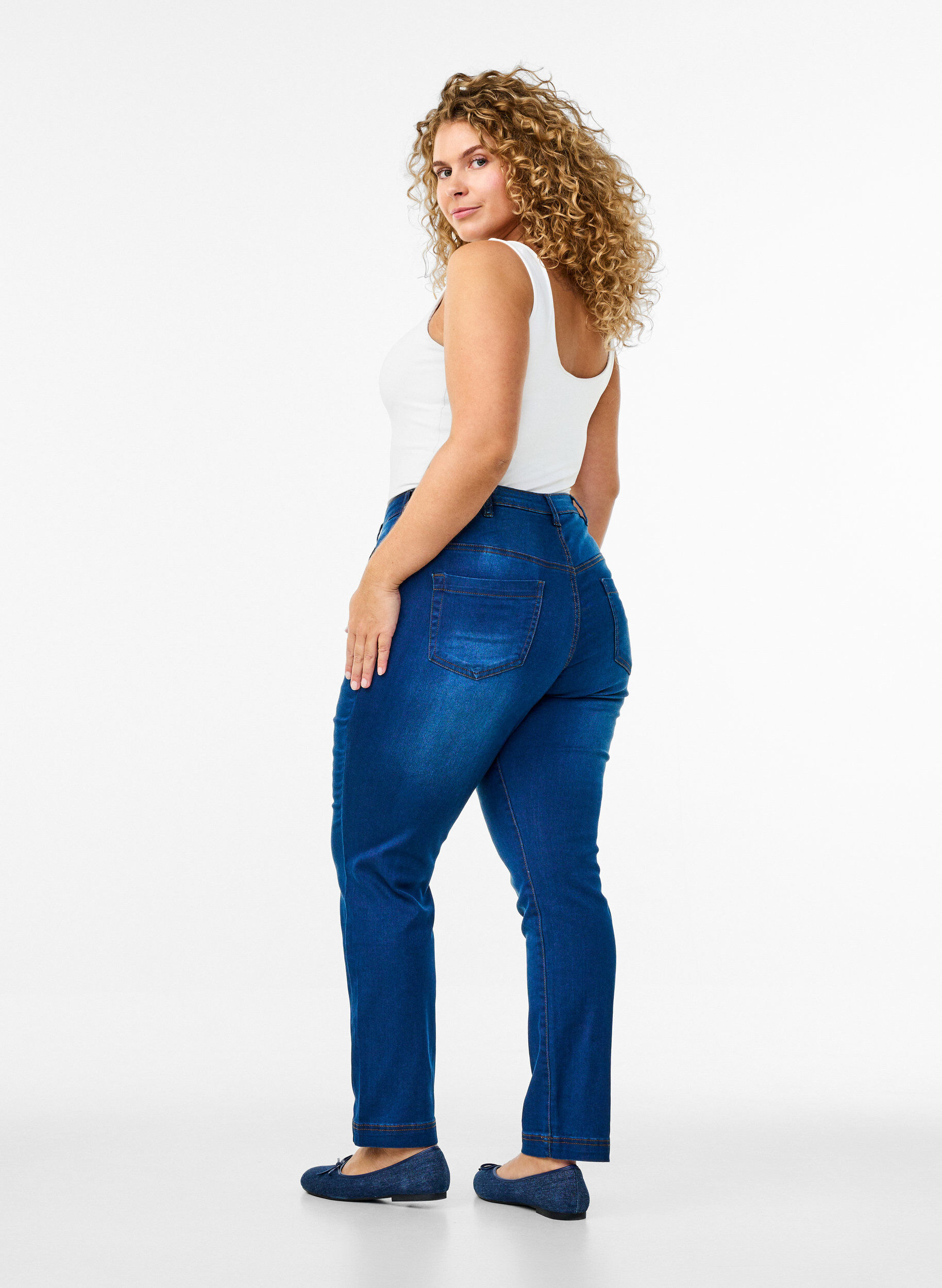 Zizzi Slim fit Emily jeans med regul&aelig;r talje, Bl&aring;, Model image number 1