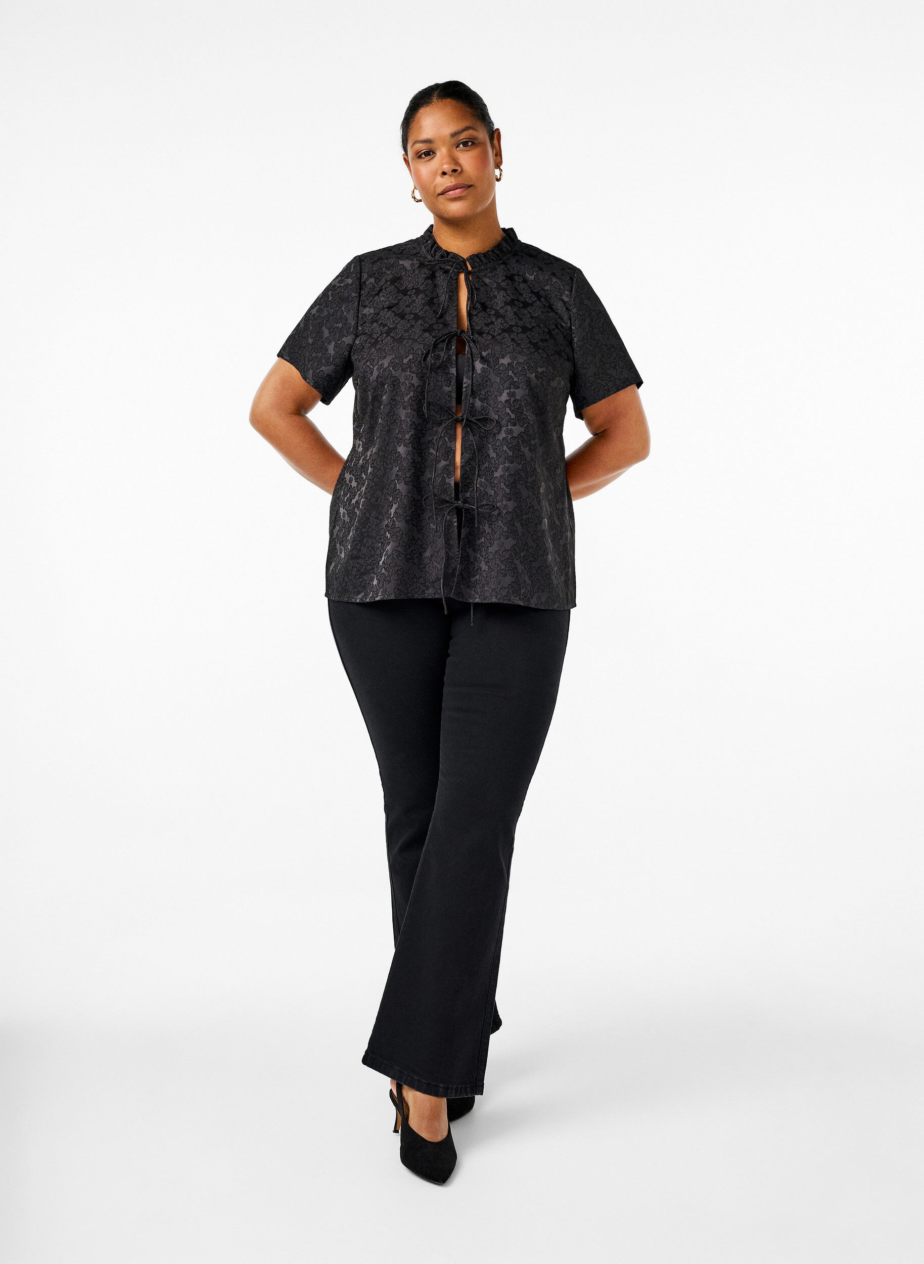 Zizzi Kort&aelig;rmet jacquardbluse med bindeb&aring;nd, Sort, Model image number 1