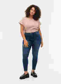 Cropped Amy jeans med lynlås, Dark blue denim, Model
