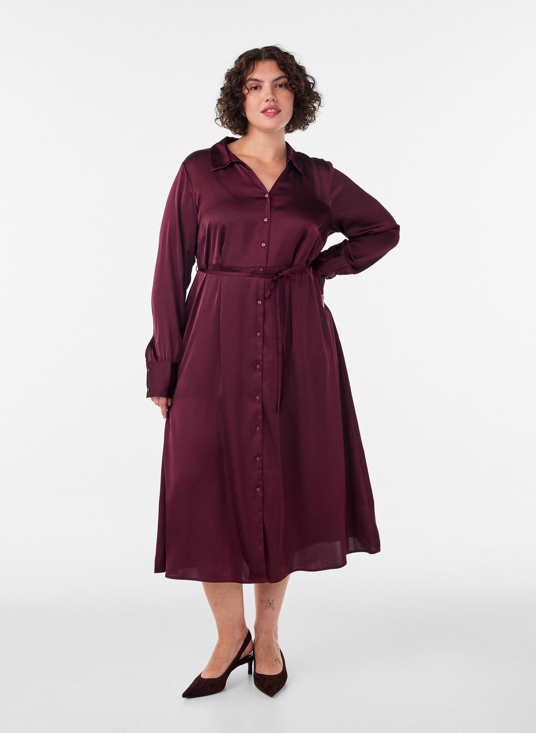 Skjortekjole i satinlook med bindeb&aring;nd, R&oslash;d, Model