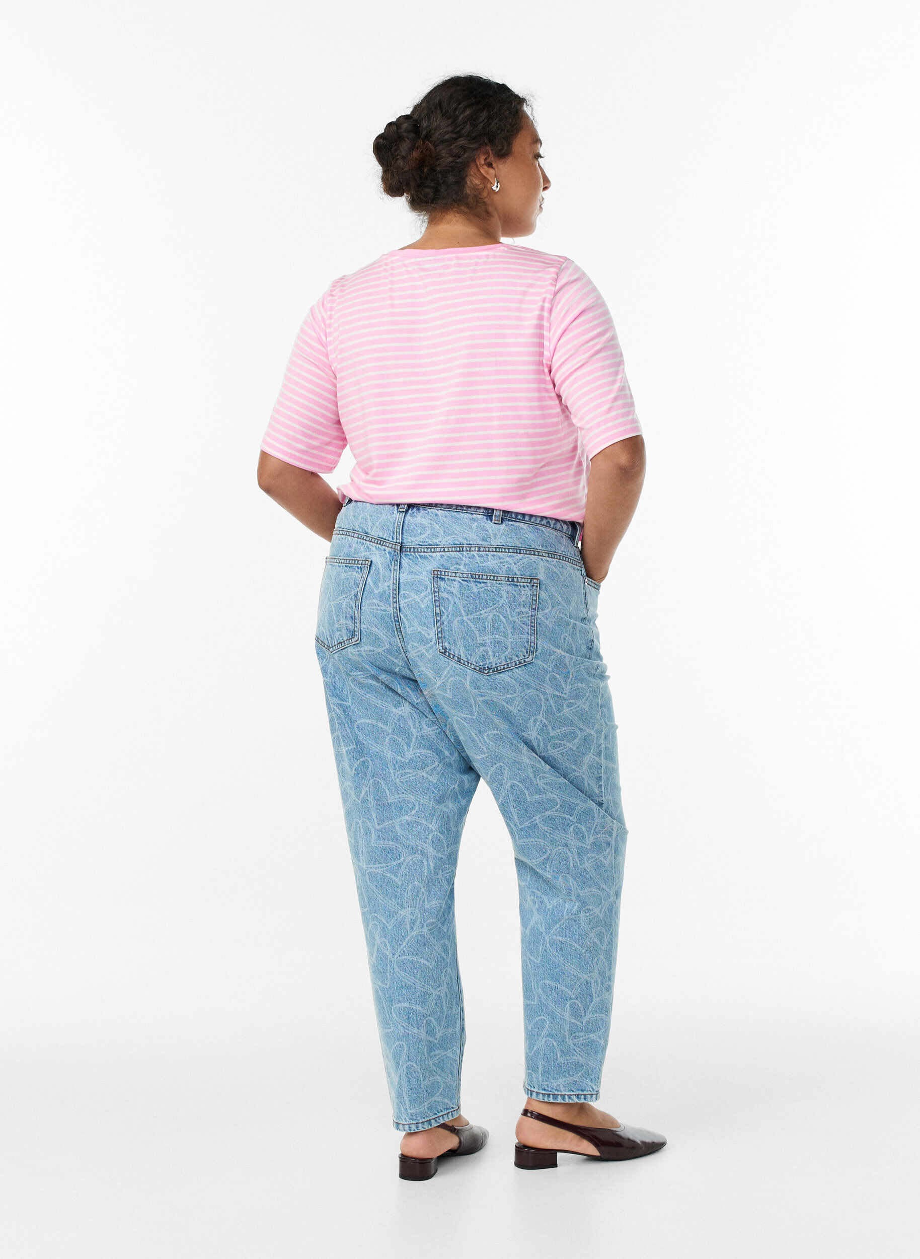 Zizzi Mille mom fit jeans med broderi, Bl&aring;, Model image number 1