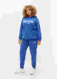 Sweatpants med cargolommer, Dazzling Blue, Model