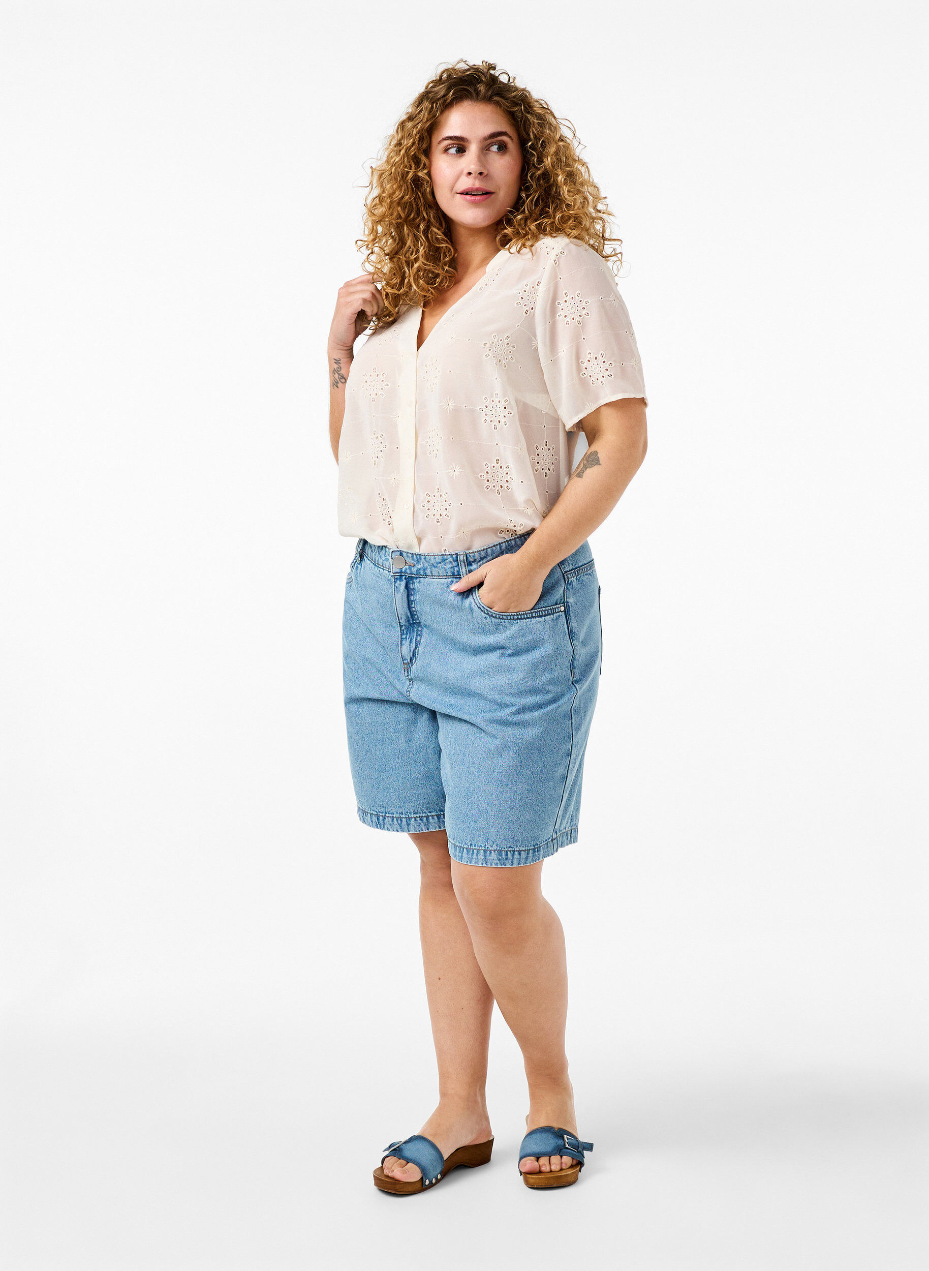 Zizzi Kort&aelig;rmet skjortebluse med broderi anglaise, Antique White, Model image number 2