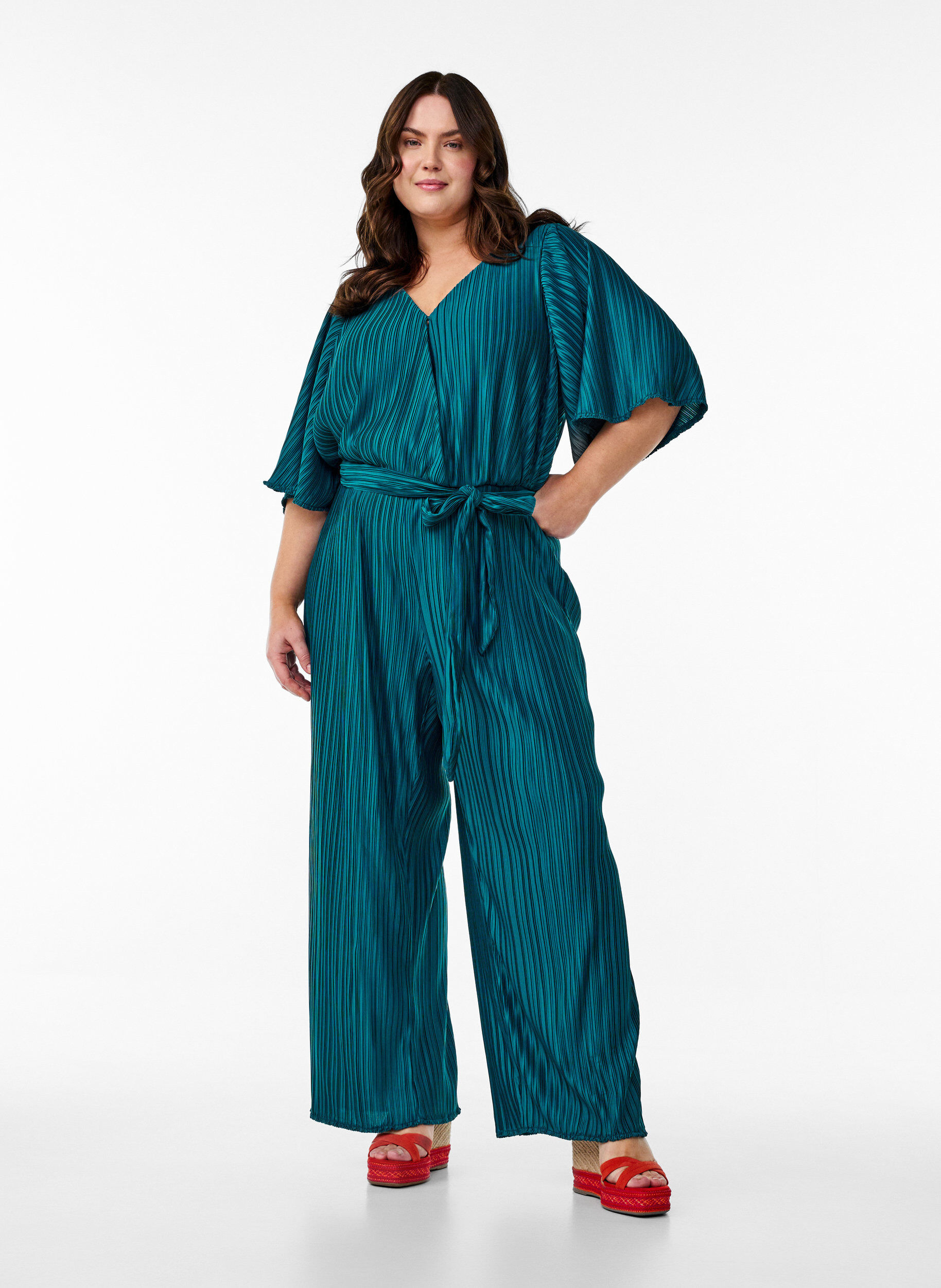 Zizzi Plisseret jumpsuit med bindeb&aring;nd og vide &aelig;rmer, Bl&aring;, Model image number 0