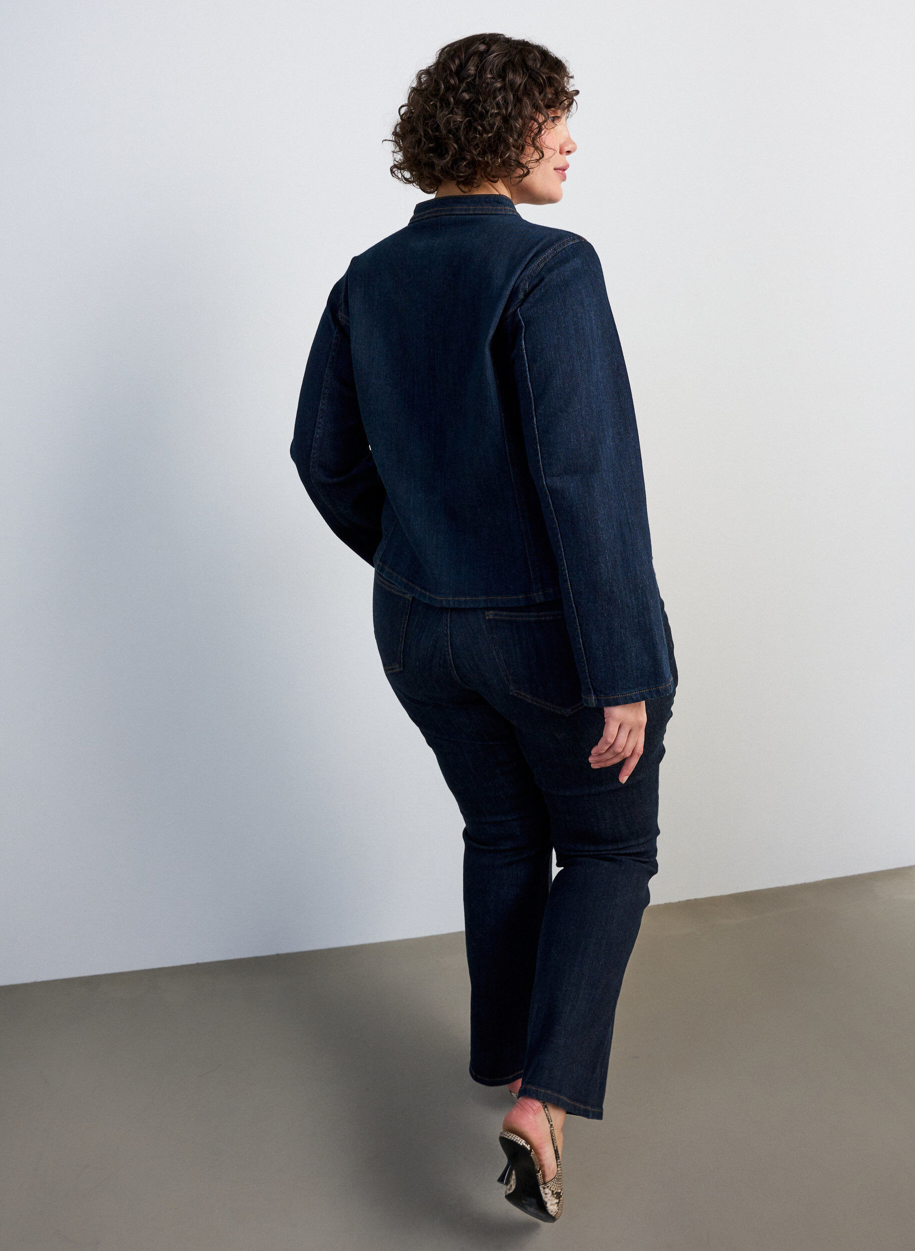 ZizziFigursyet denimjakke med lynl&aring;s, Bl&aring;, Model image number 2