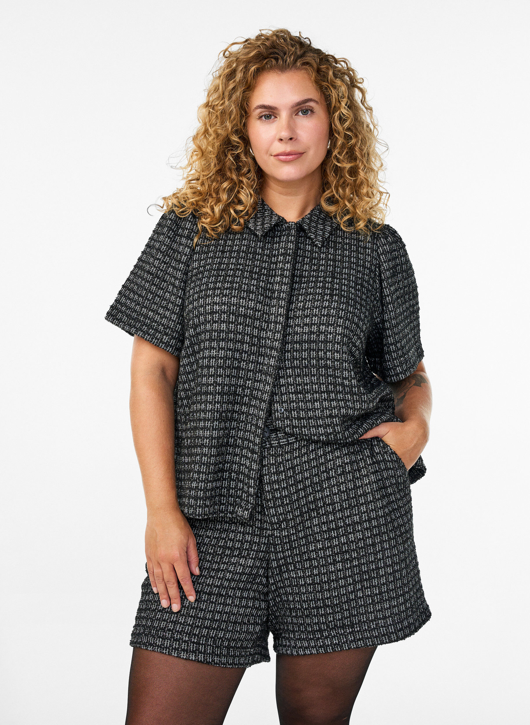 L&oslash;se shorts i boucl&eacute; med lommer, Sort, Model