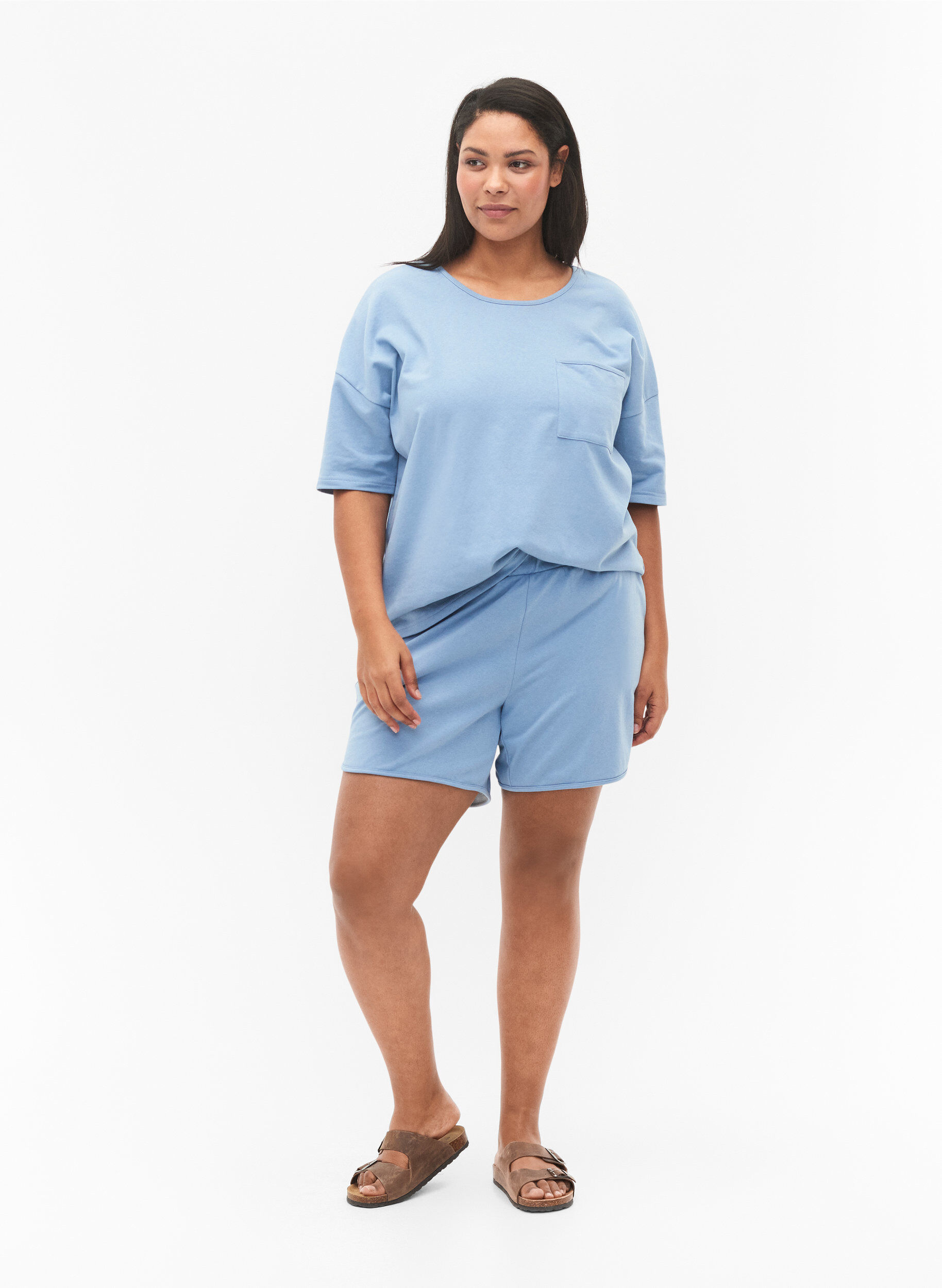 Zizzi Ensfarvede sweatshorts med lommer, Faded Denim, Model image number 3