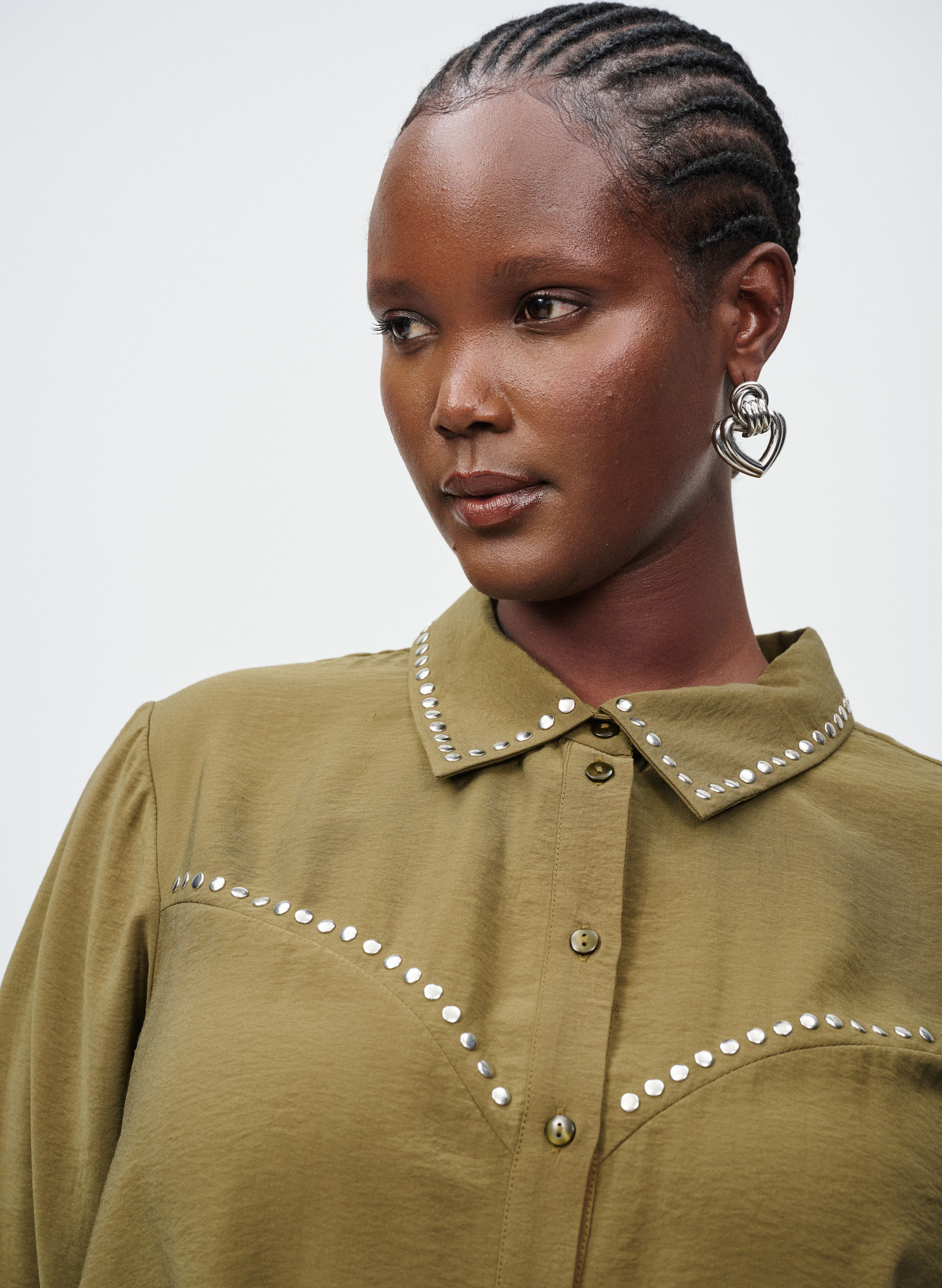 Zizzi Gr&oslash;n skjorte med nitter, , Model