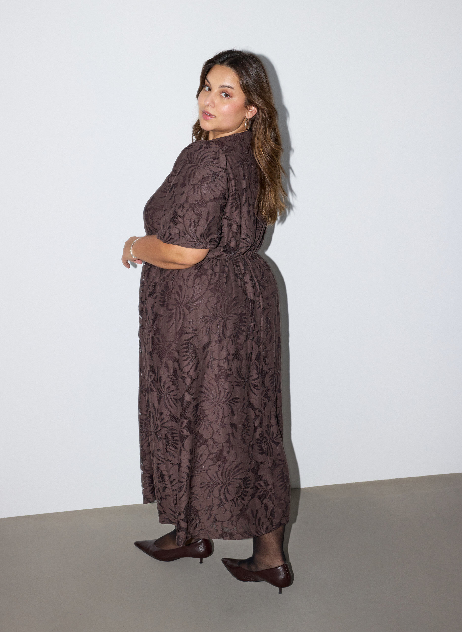 ZizziMidikjole med blomsterjacquard, Brun, Model image number 1