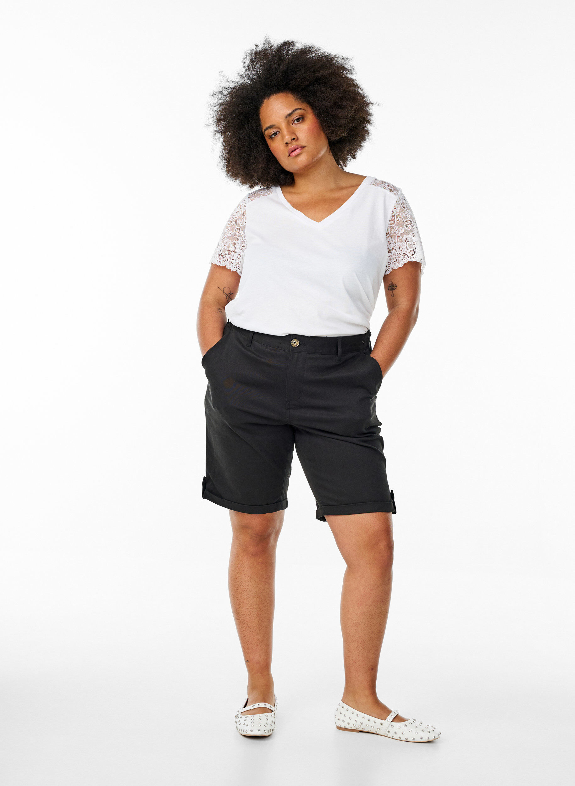 Zizzi Bomulds t-shirt med korte blonde&aelig;rmer, Hvid, Model image number 1