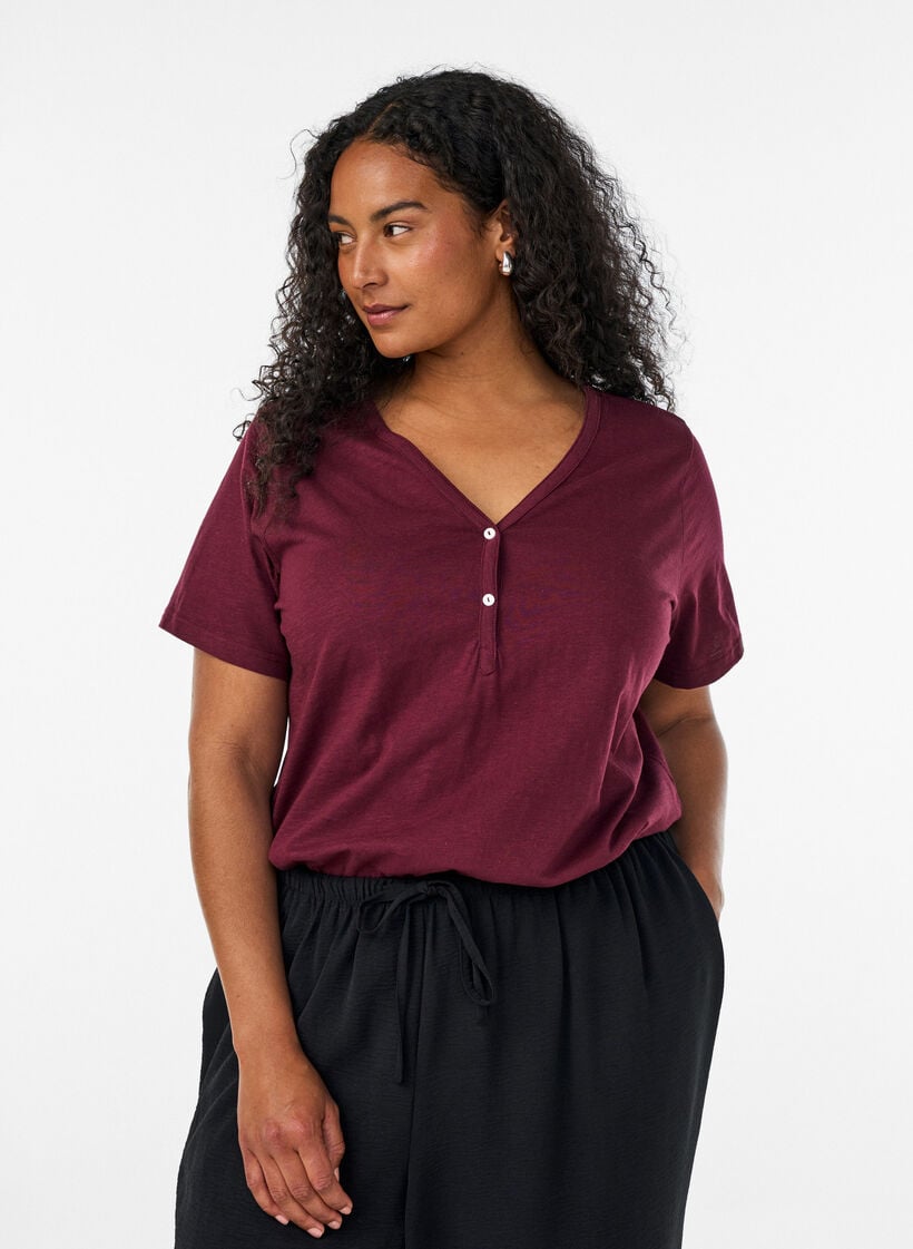 T-shirt med knapdetalje, M&oslash;rk Bordeaux, Model image number 0