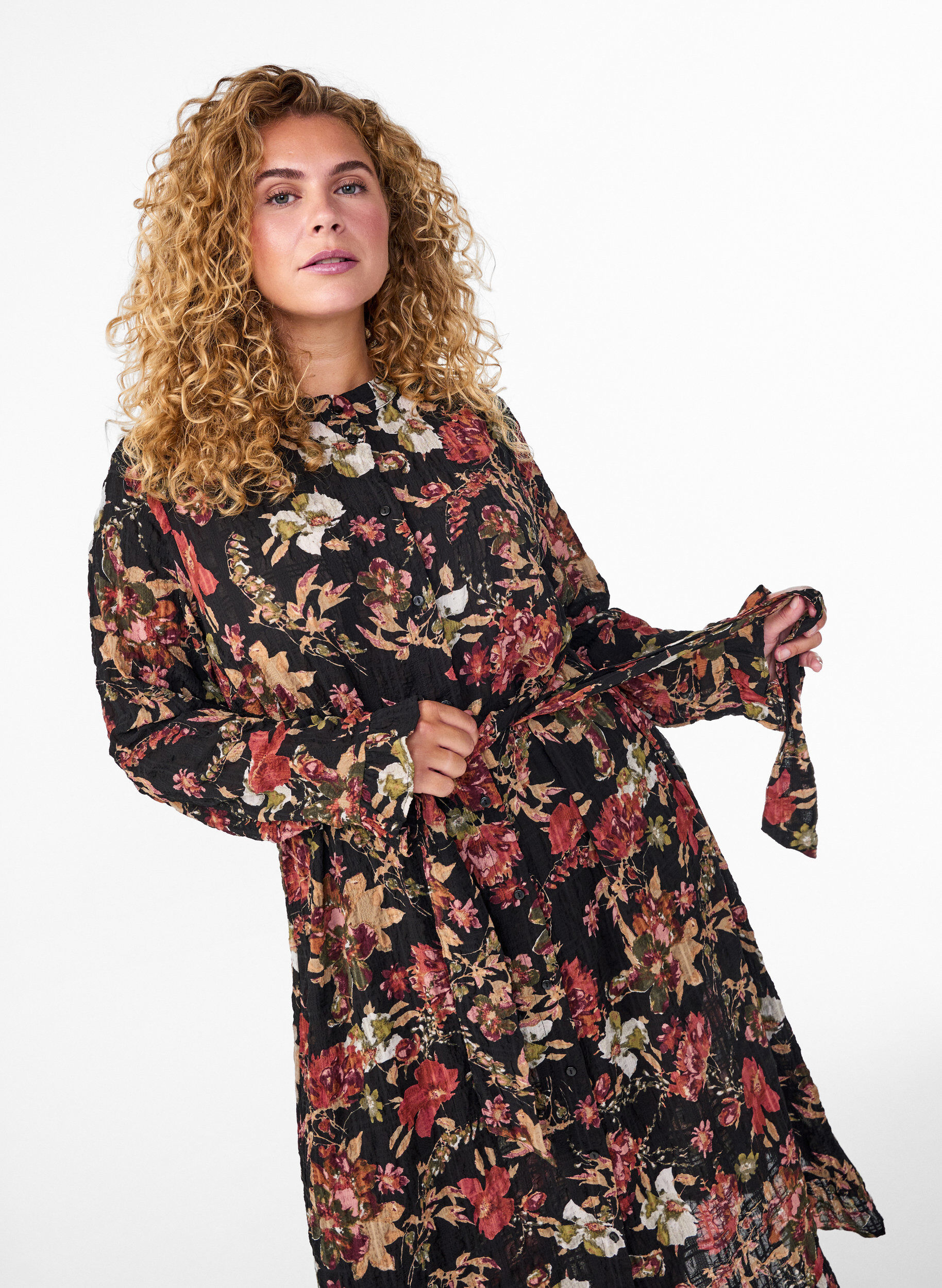 ZizziMidikjole med blomsterprint og aftageligt bindeb&aelig;lte, Sort, Model image number 2