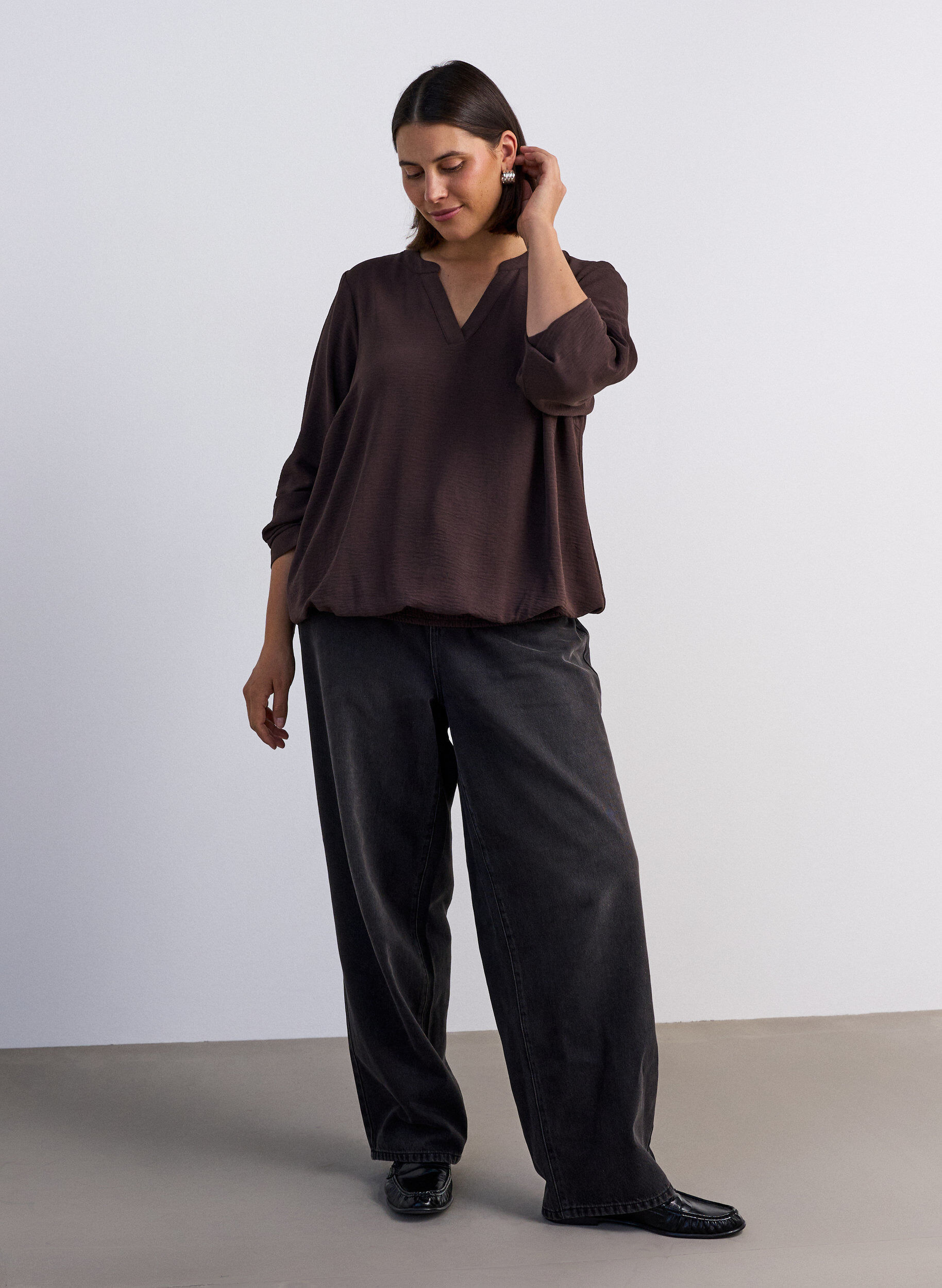 ZizziBluse med ballonform og V-udsk&aelig;ring, Brun, Model image number 1