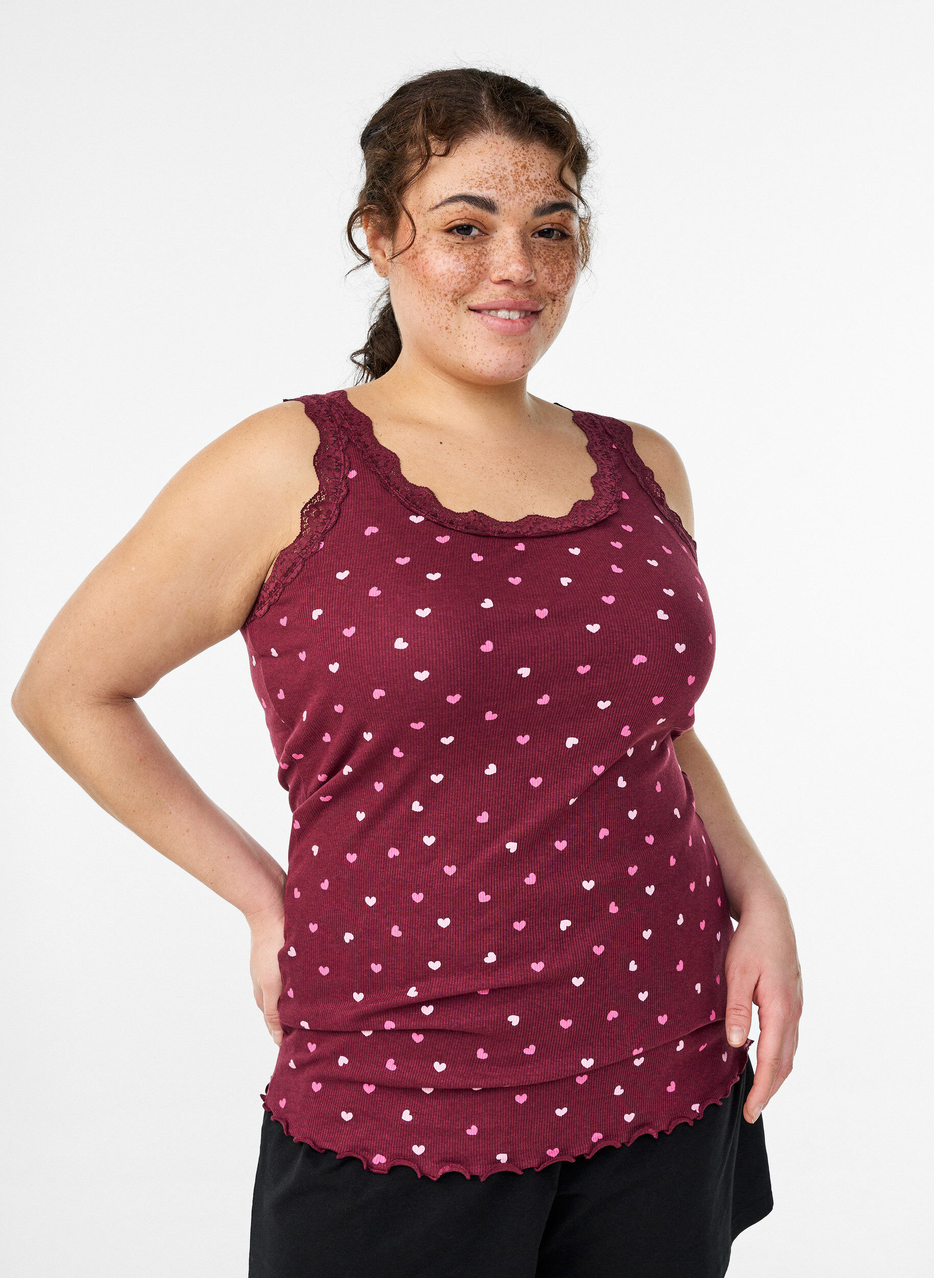 Top med print og blondekant, R&oslash;d, Model