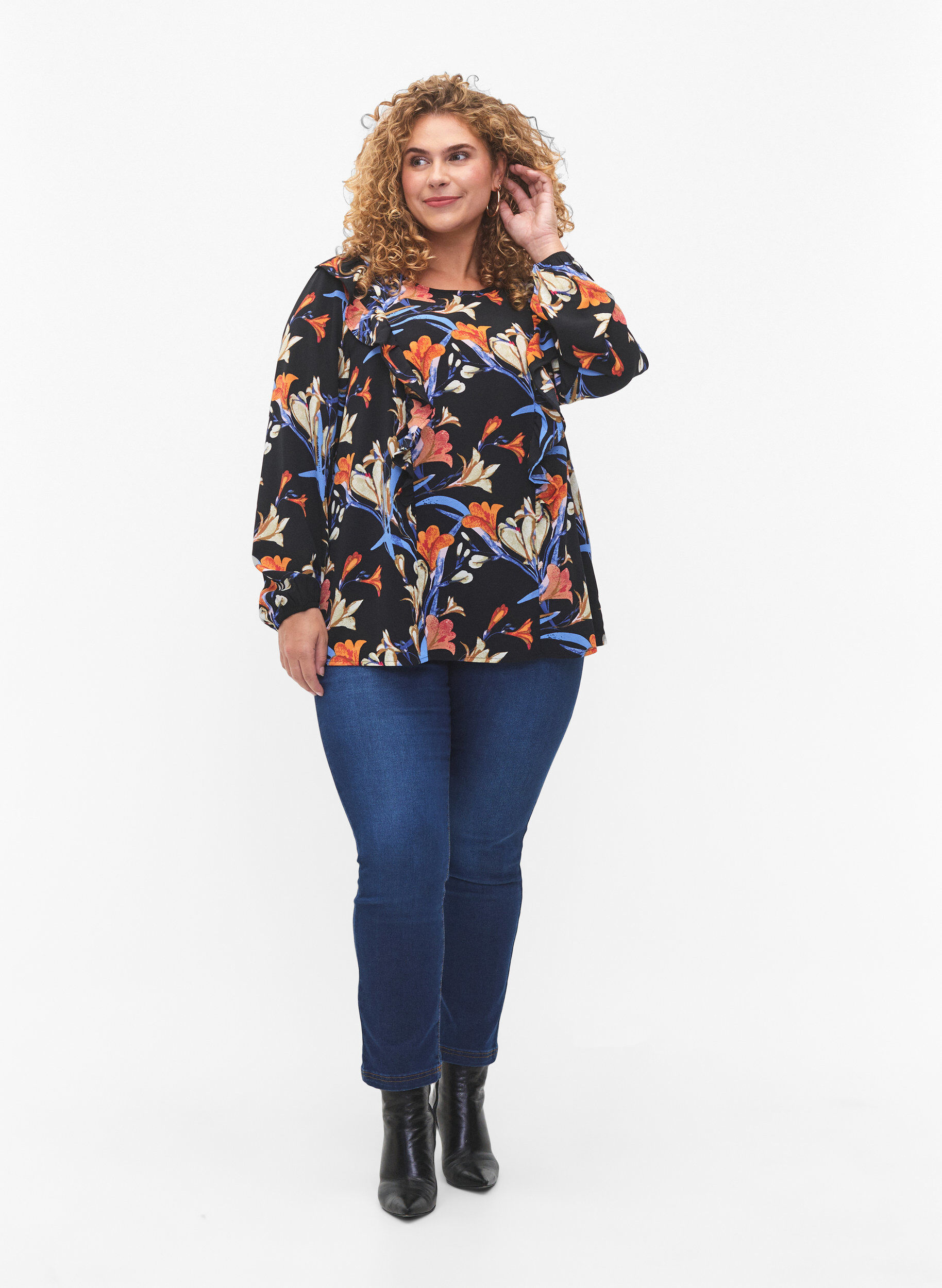 Zizzi Lang&aelig;rmet bluse med fl&aelig;ser, Black Flower AOP, Model image number 2
