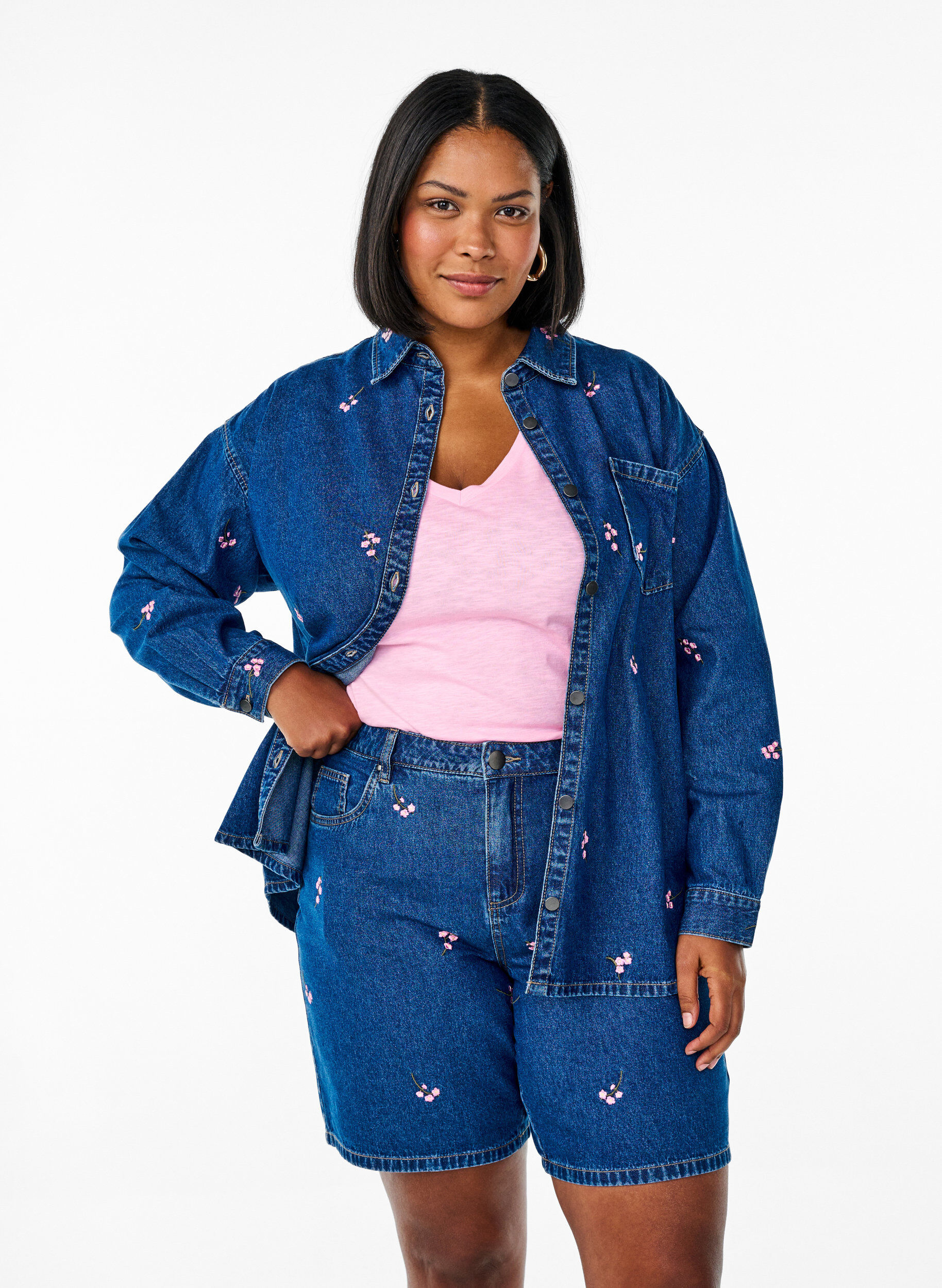 ZizziDenim shorts med broderede blomster, Bl&aring;, Model image number 0