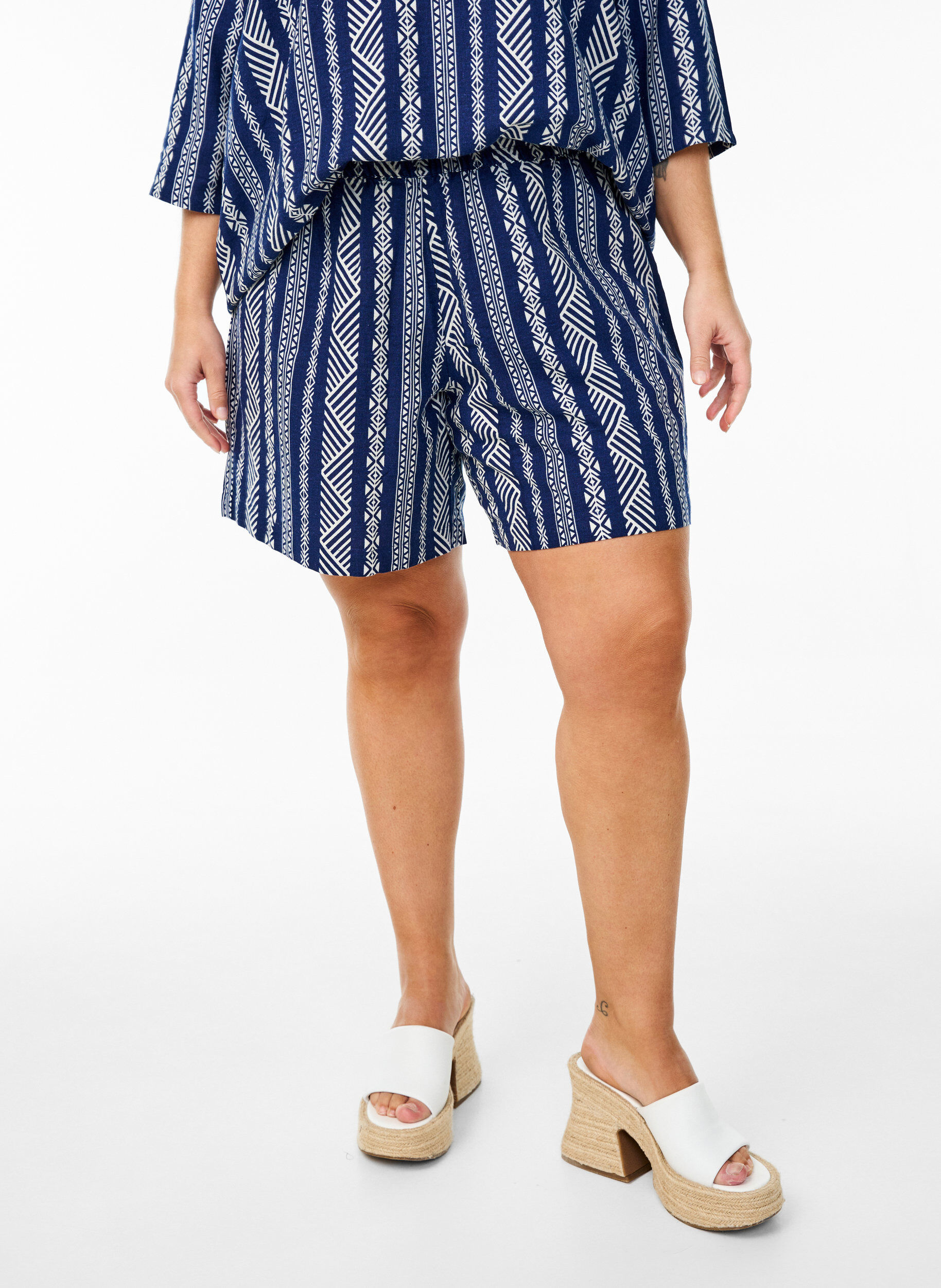 Zizzi Stribede shorts i h&oslash;r-viskosemix , Bl&aring;, Model image number 3