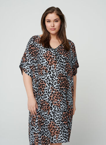 Kortærmet viskose kjole i farvet leopard print, Blue Leo AOP, Model image number 0
