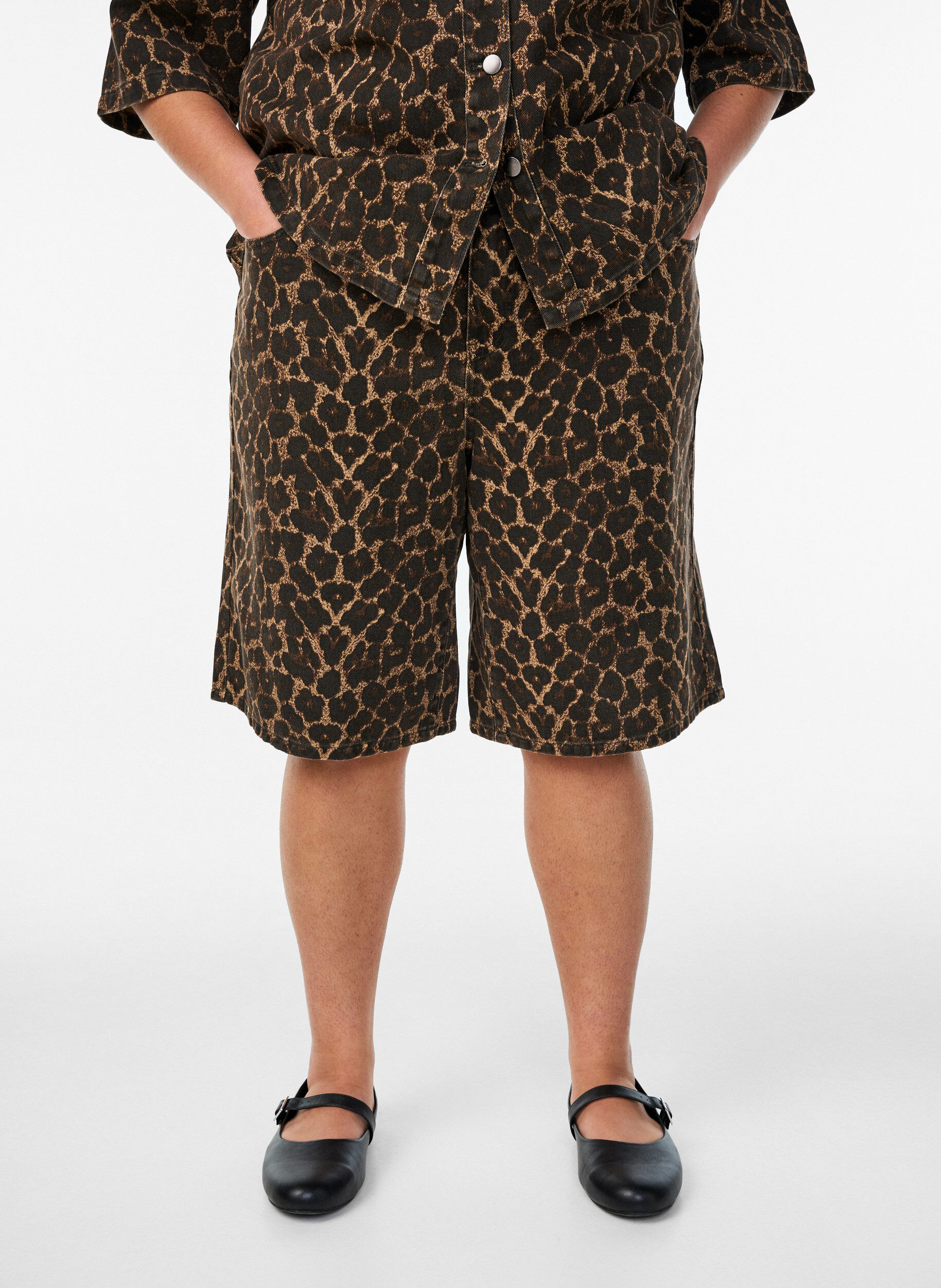 Zizzi Leopardm&oslash;nstrede bermudashorts i denim, Brun, Model image number 3