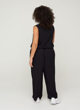 Viskose jumpsuit med bindebånd og v-hals, Black, Model image number 0
