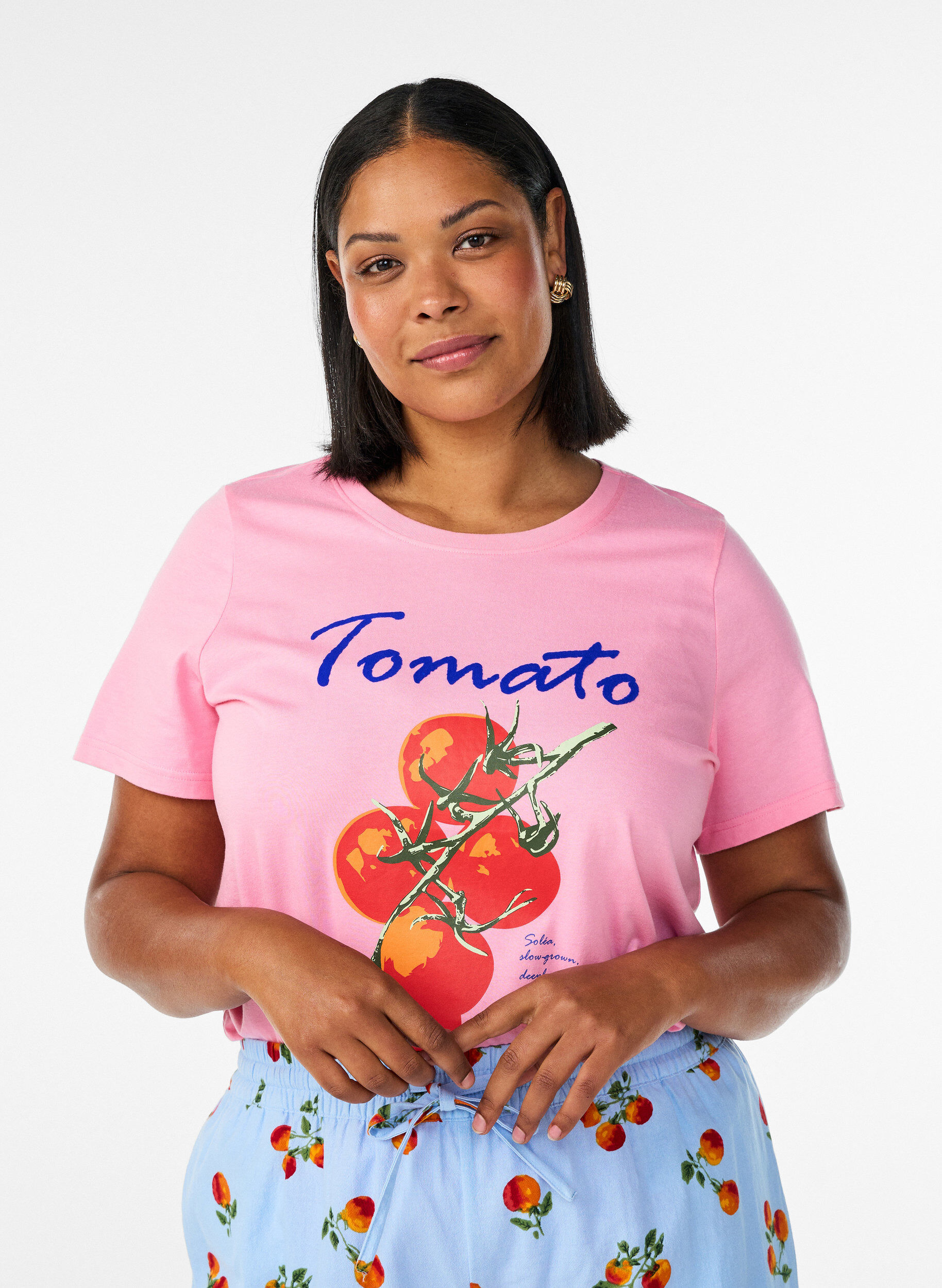 T-shirt i &oslash;kologisk bomuld med tomatprint, Lyser&oslash;d, Model