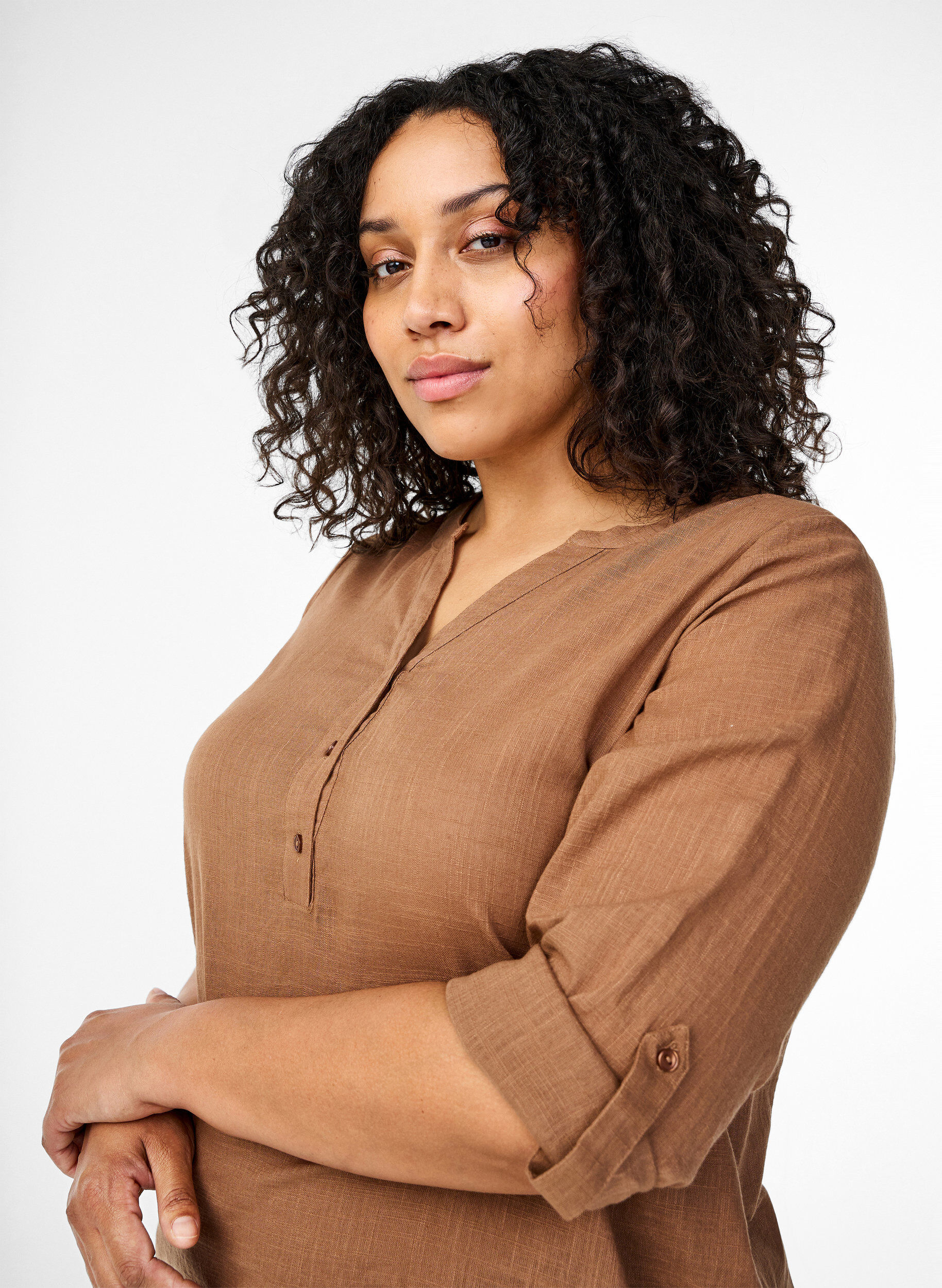 Zizzi Skjortebluse i bomuld med v-udsk&aelig;ring, Coca Mocha, Model image number 2