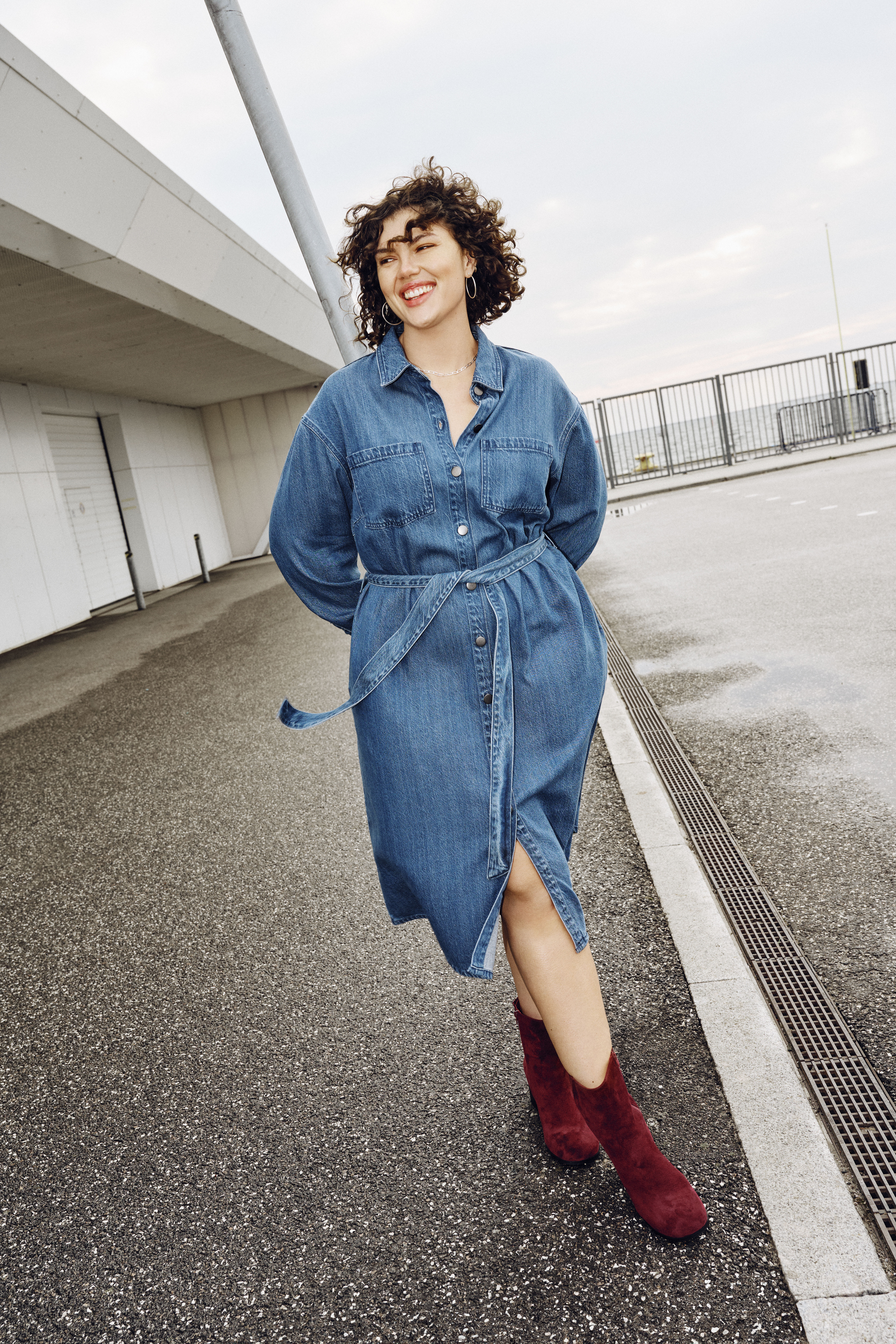 Denimkjole med bindeb&aring;nd, , Model